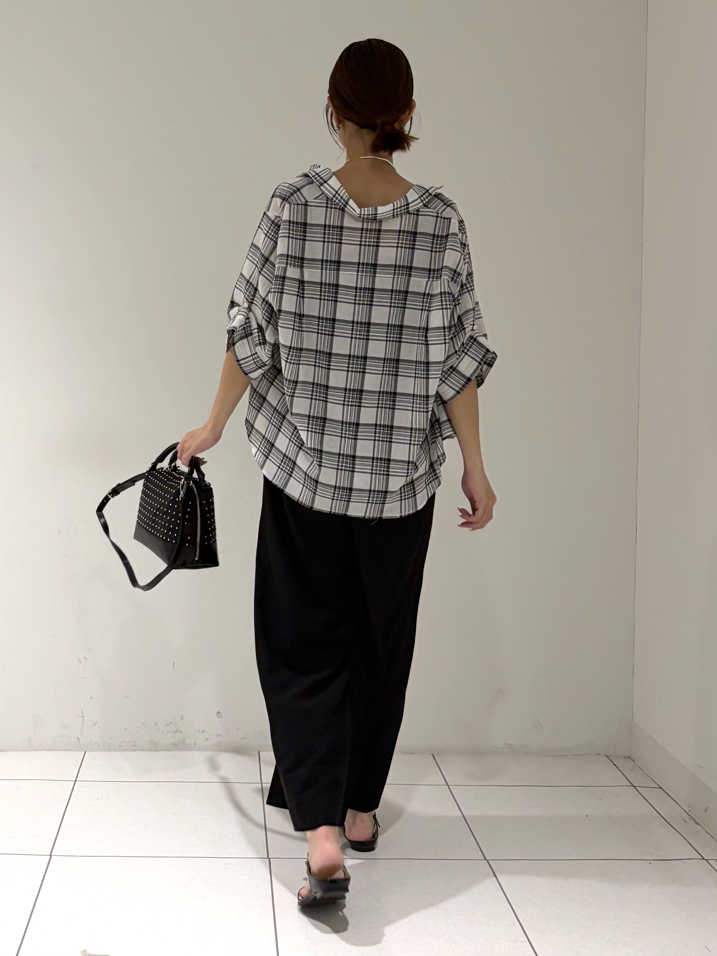 shioriさんの「INDIVI｜【透け感／2WAY】袖アレンジ チェックシャツ」を使ったコーディネート