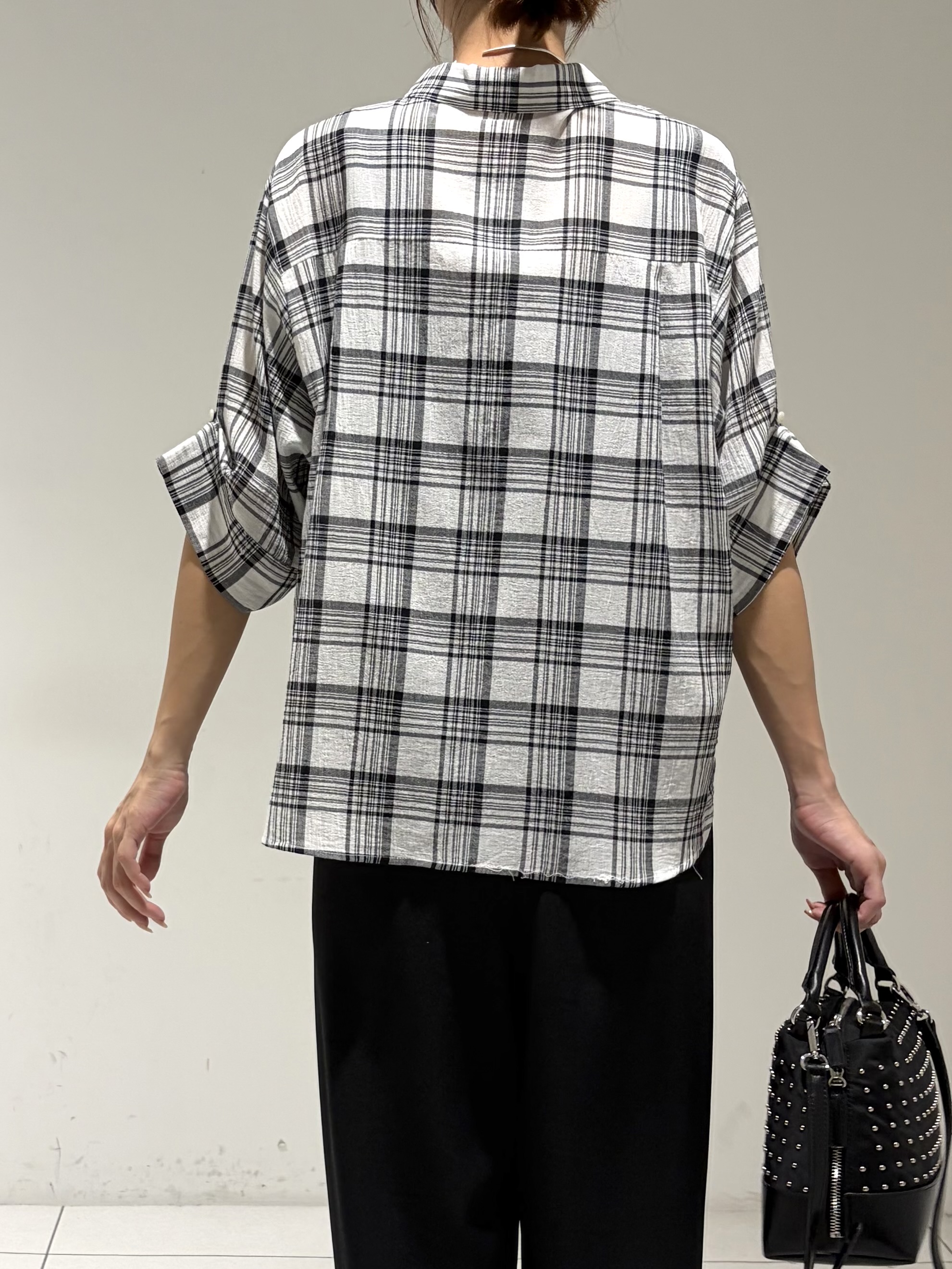 shioriさんの「INDIVI｜【透け感／2WAY】袖アレンジ チェックシャツ」を使ったコーディネート