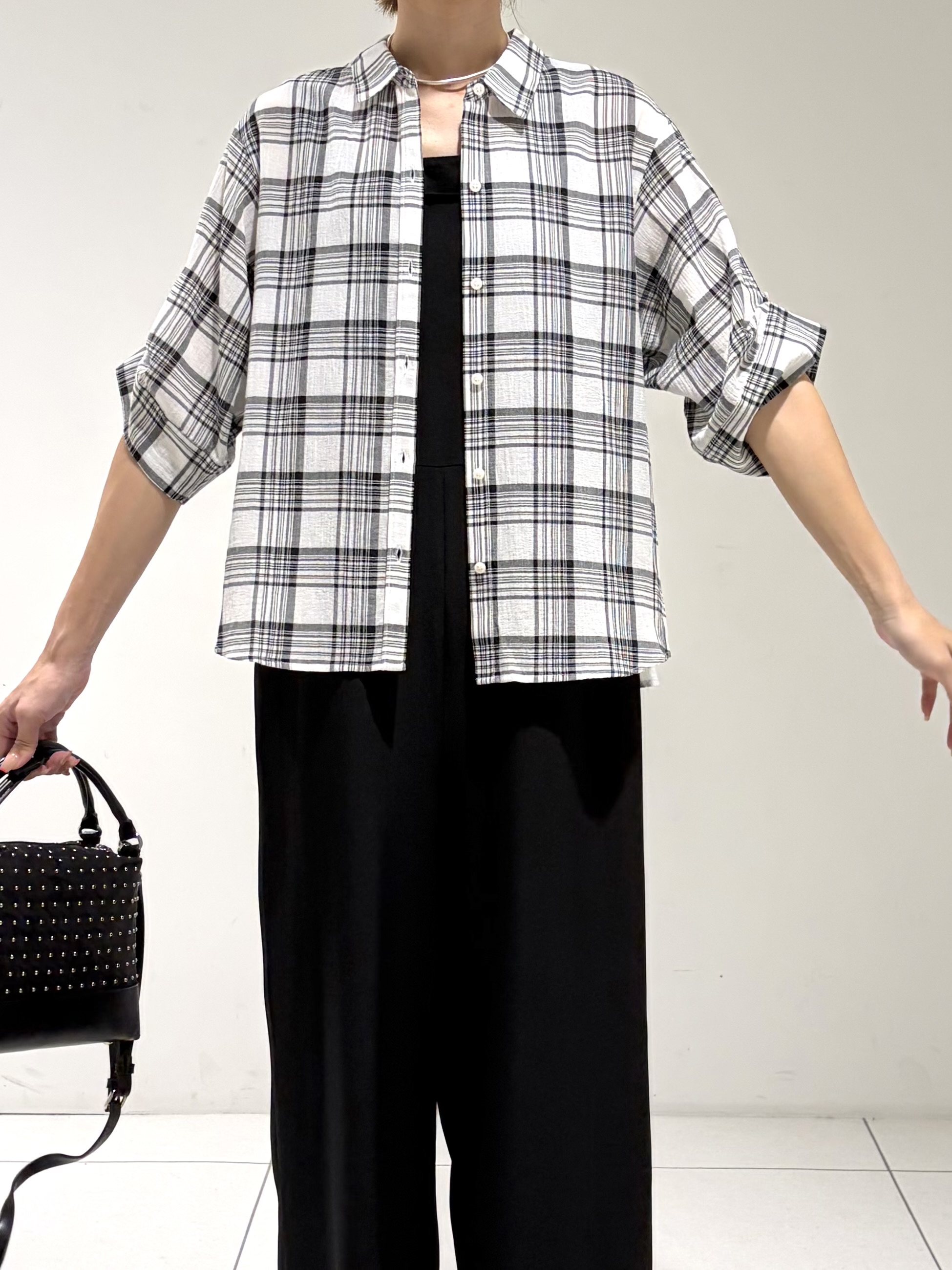 shioriさんの「INDIVI｜【透け感／2WAY】袖アレンジ チェックシャツ」を使ったコーディネート