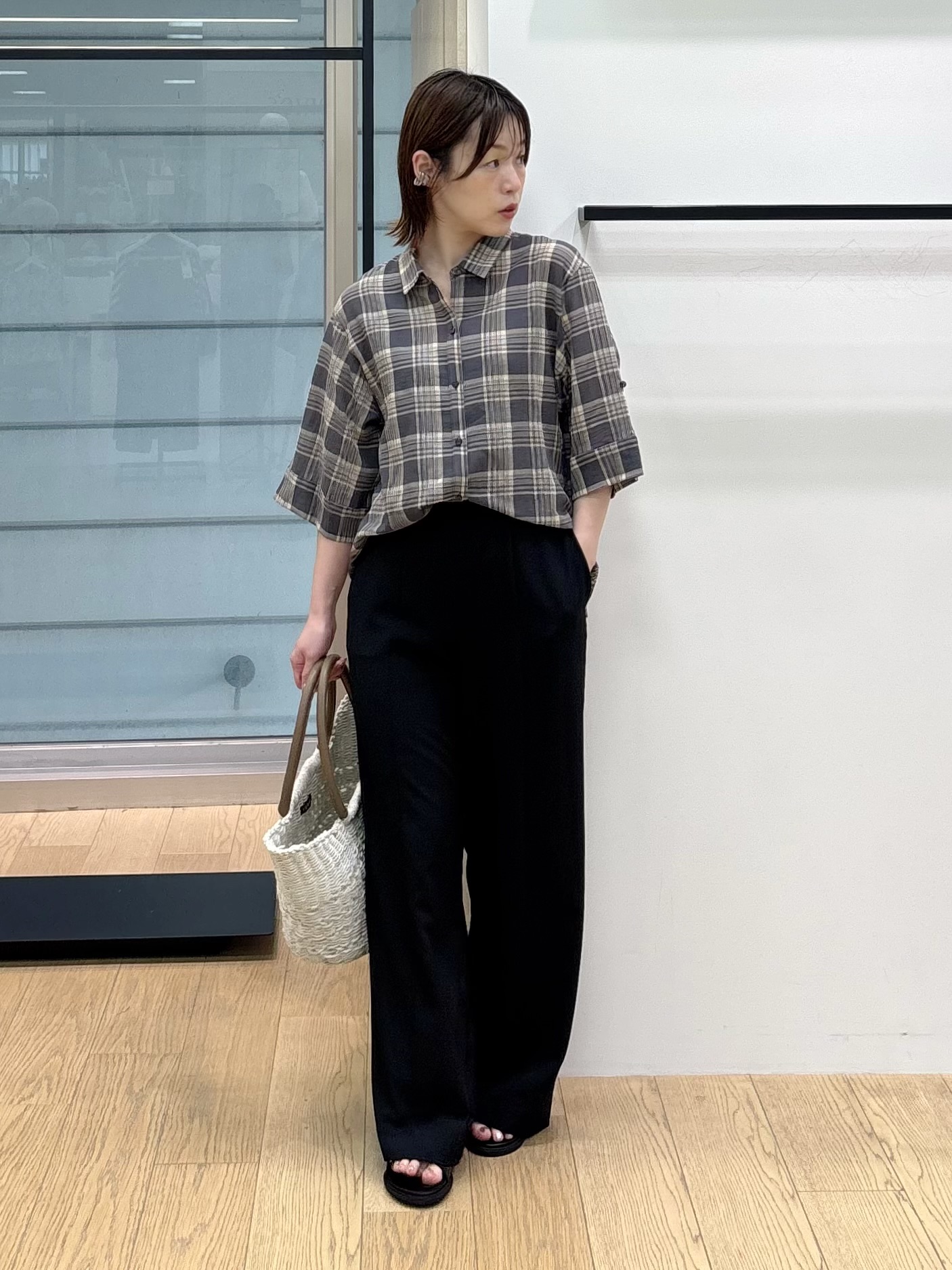 asamiさんの「INDIVI｜【透け感／2WAY】袖アレンジ チェックシャツ」を使ったコーディネート