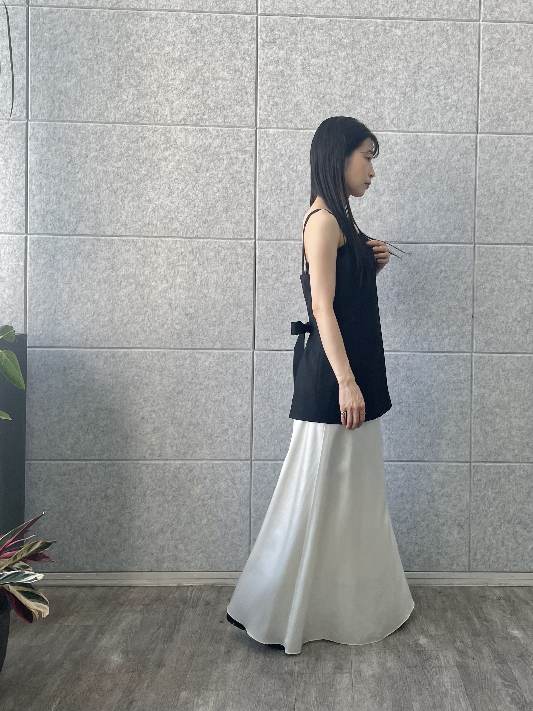 丸山加奈子さんの「CODE A｜satin slit flare skirt」を使ったコーディネート