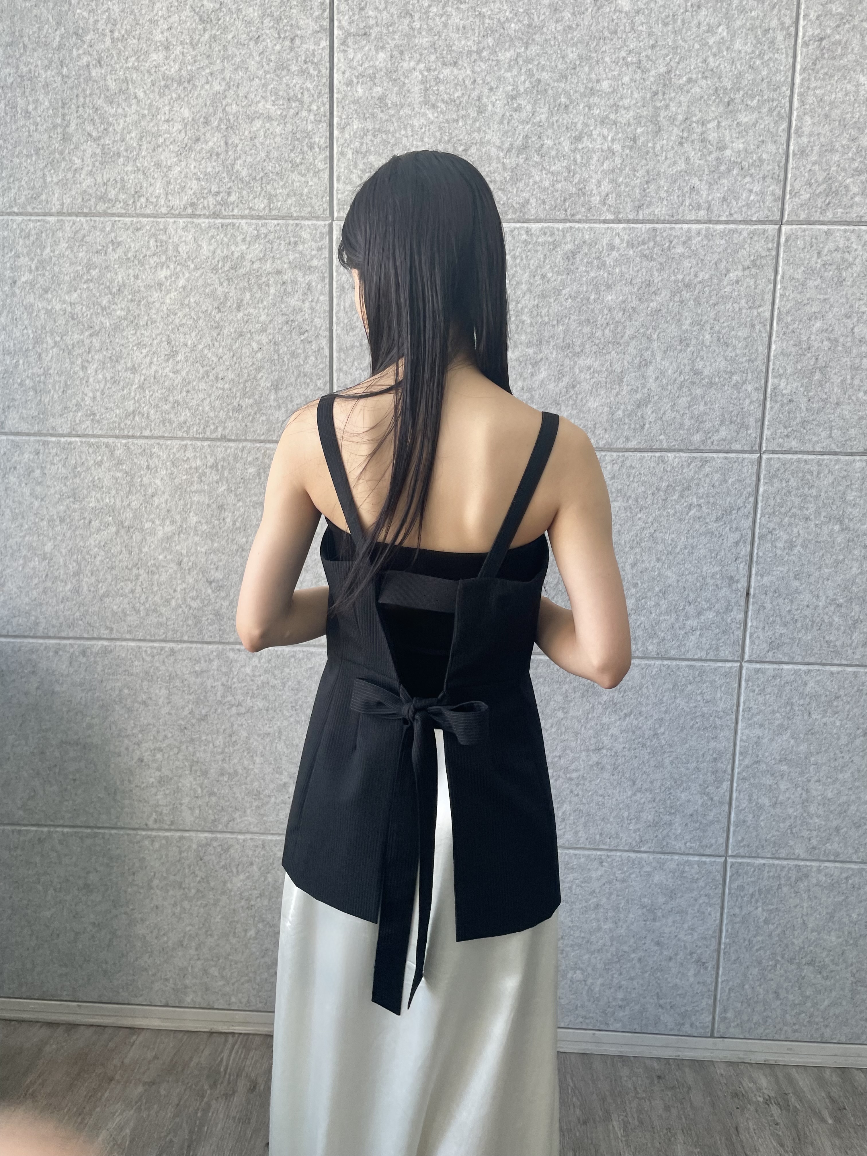 丸山加奈子さんの「CODE A｜satin slit flare skirt」を使ったコーディネート