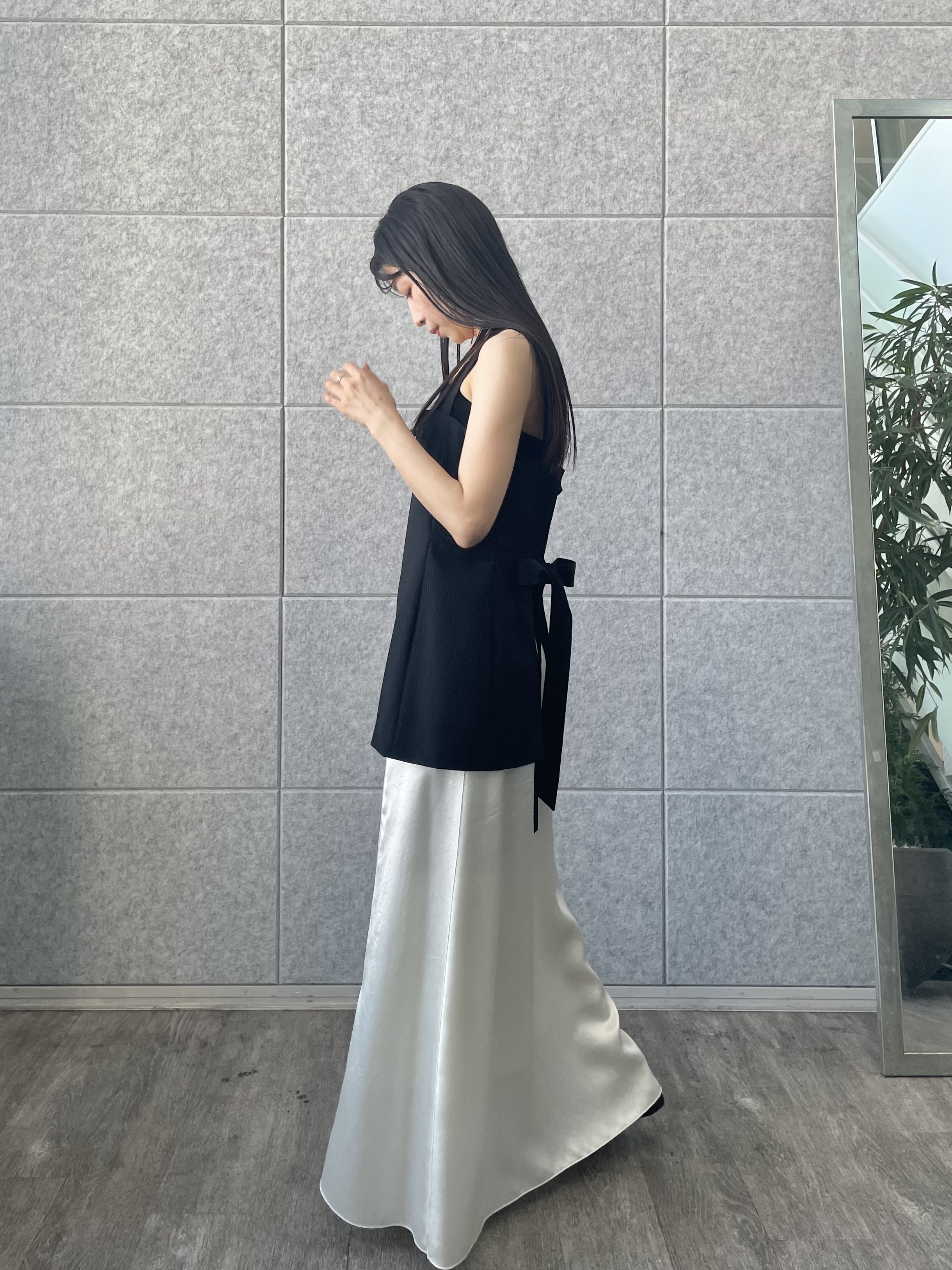 丸山加奈子さんの「CODE A｜satin slit flare skirt」を使ったコーディネート