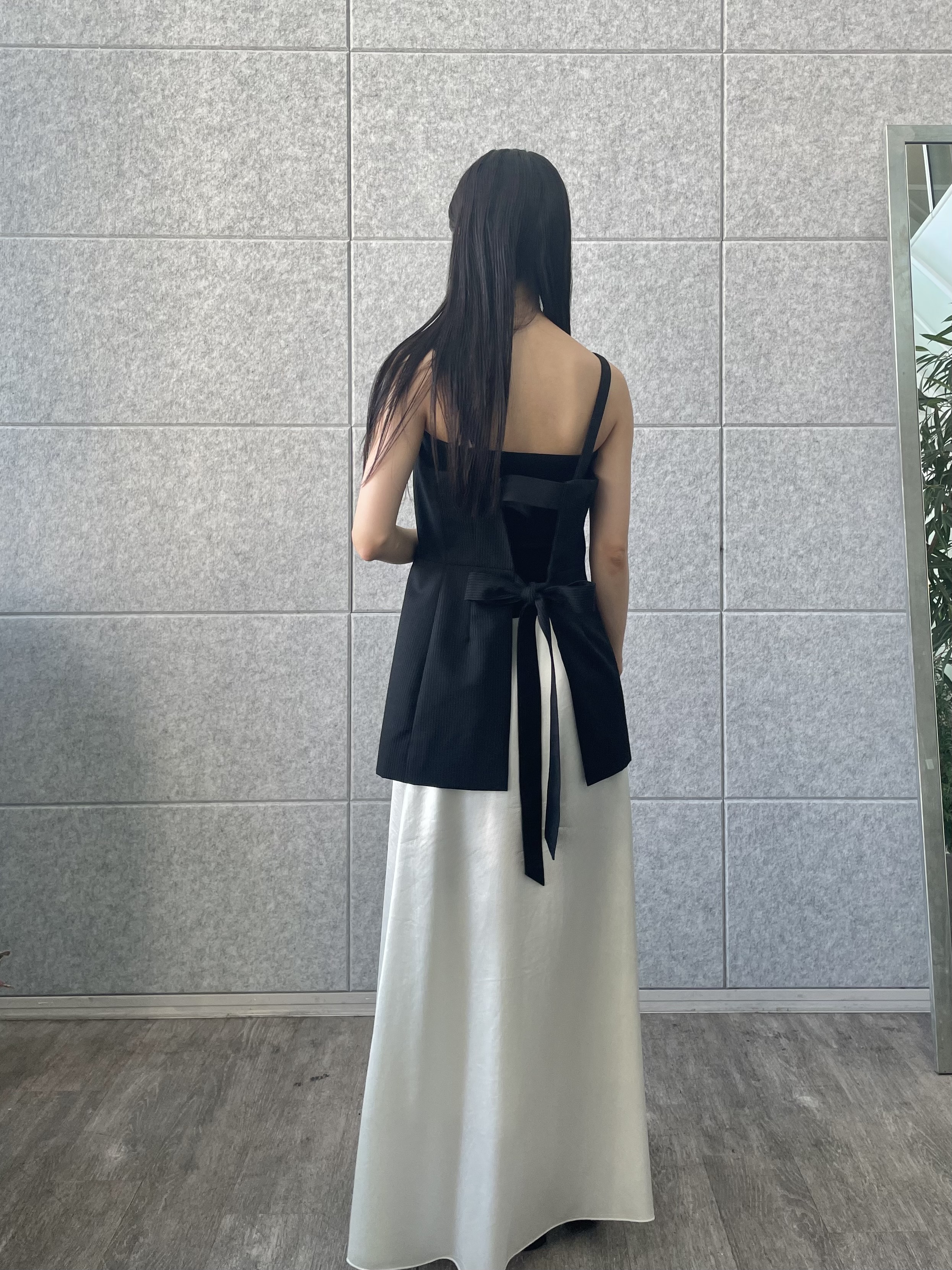 丸山加奈子さんの「CODE A｜satin slit flare skirt」を使ったコーディネート