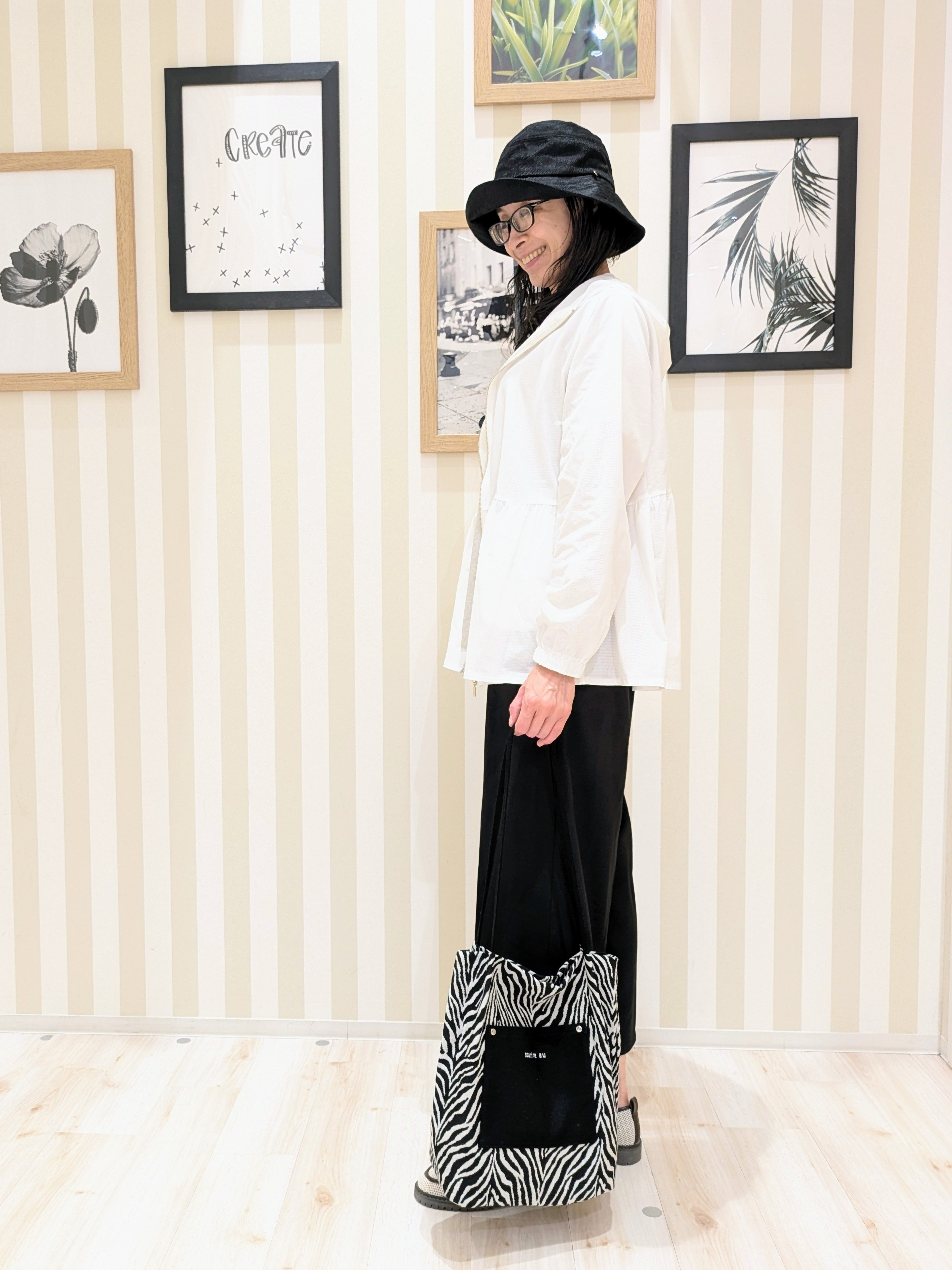 Mikiさんの「SHOO･LA･RUE｜【ひんやり/S-LL/体型カバー】ペプラムフリルとゴールドパーツが女性らしい UVパーカ」を使ったコーディネート