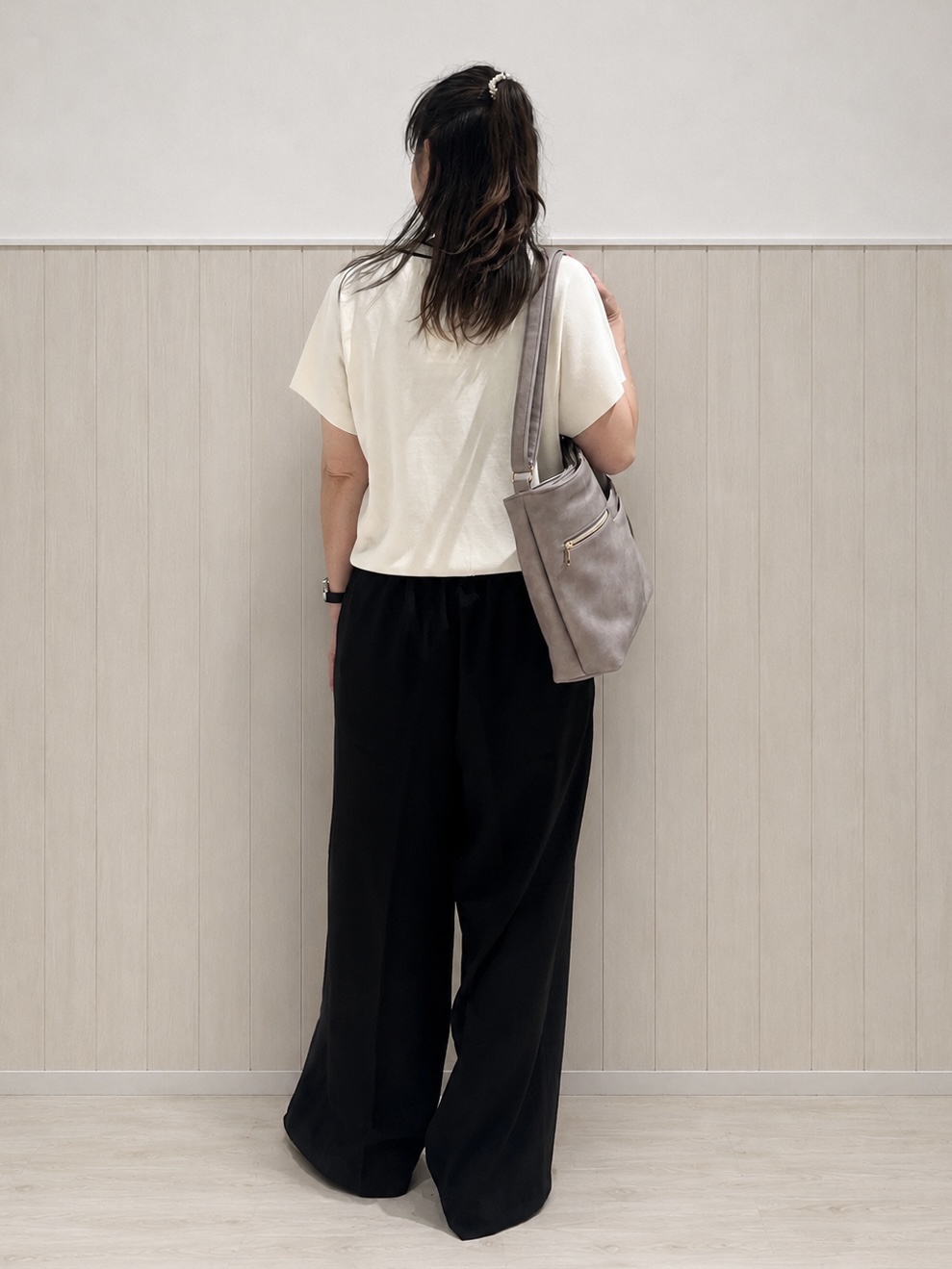 まつみさんの「SHOO･LA･RUE｜【ひんやり/毎日洗える/UV】二の腕も隠せる 配色ボウタイニット」を使ったコーディネート