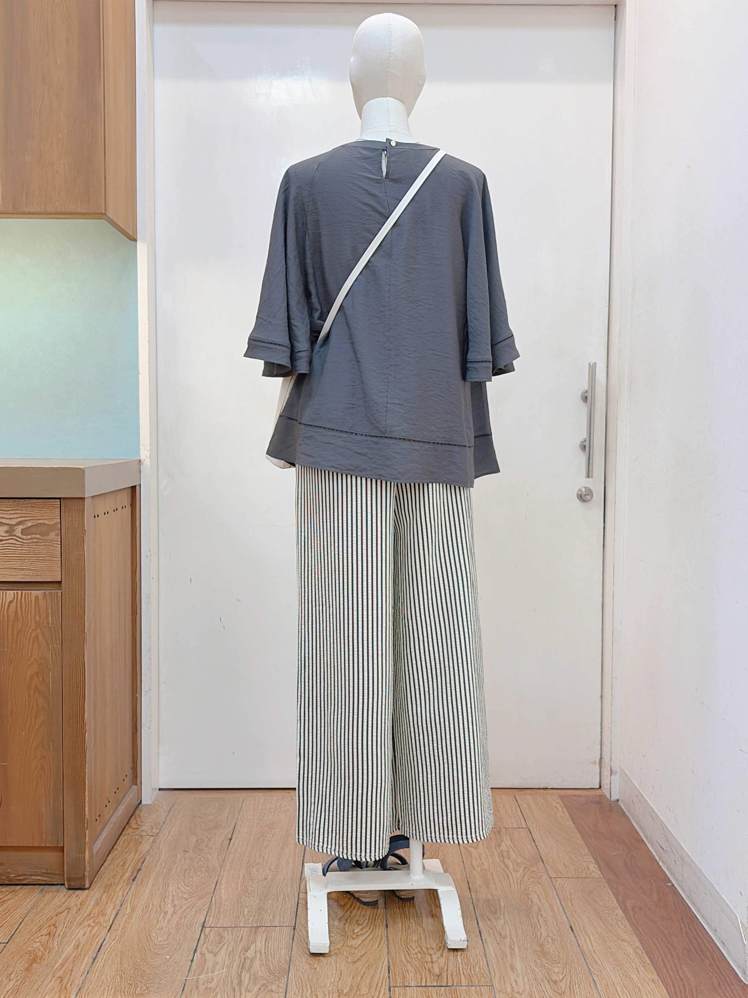蒼さんの「SHOO･LA･RUE｜【ひんやり/S-LL/体型カバー】はしごレースが涼し気な スラブポンチョ風ブラウス」を使ったコーディネート
