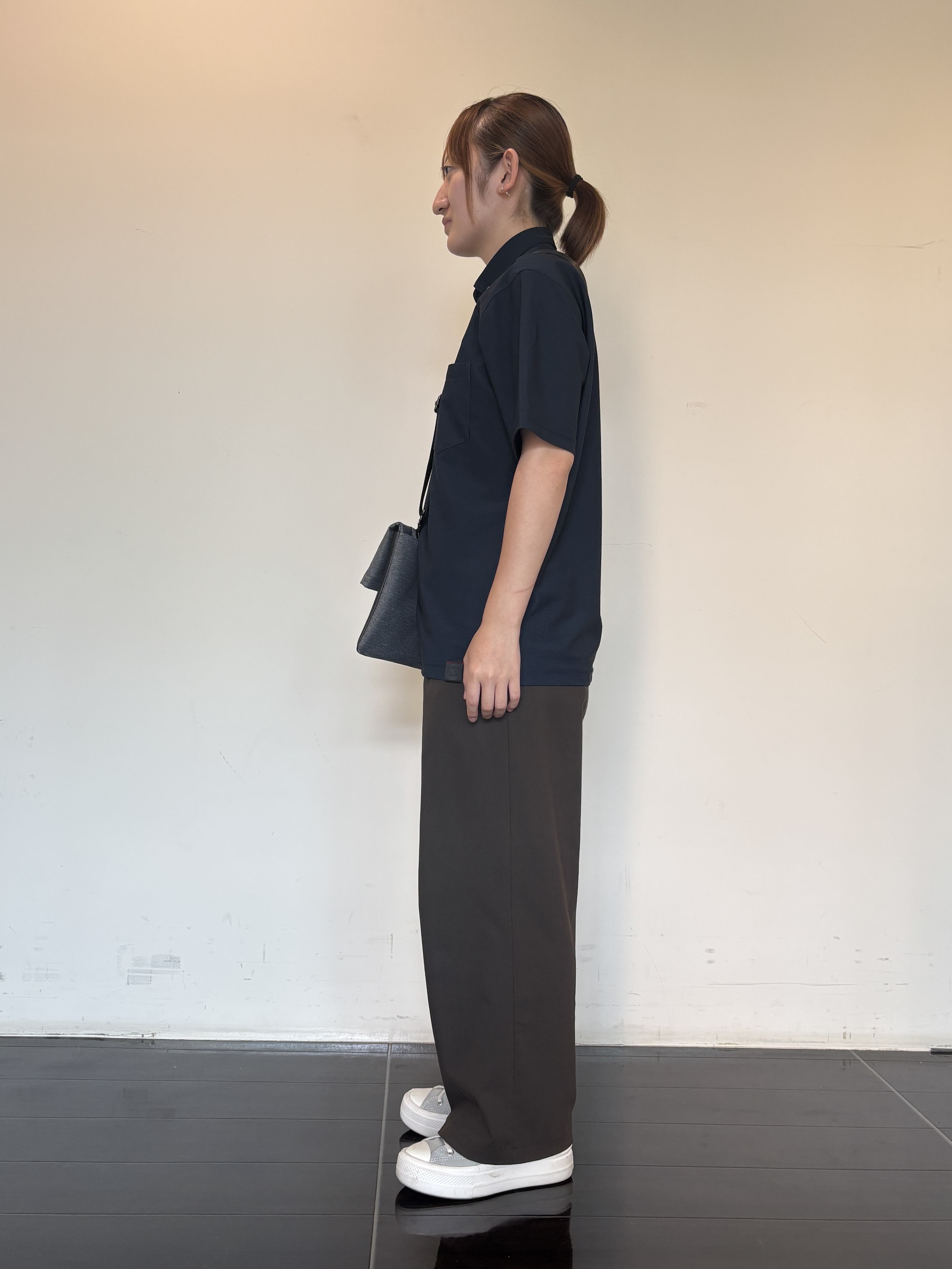 尾形千晴さんの「TAKEO KIKUCHI｜AIR TOOL ポロシャツ」を使ったコーディネート