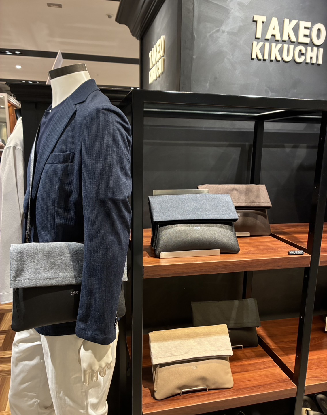 尾形千晴さんの「TAKEO KIKUCHI｜AIR TOOL ポロシャツ」を使ったコーディネート