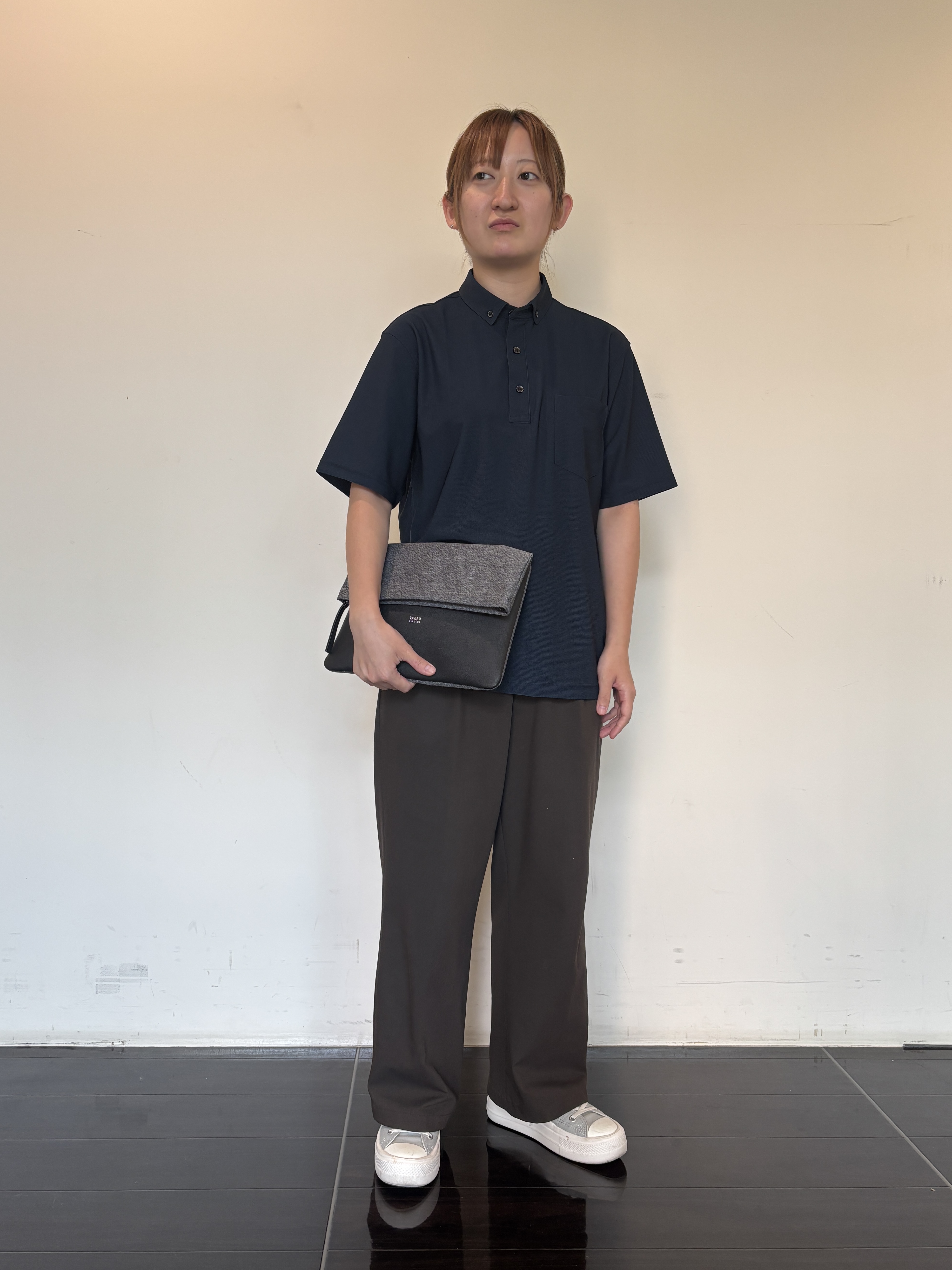 尾形千晴さんの「TAKEO KIKUCHI｜AIR TOOL ポロシャツ」を使ったコーディネート