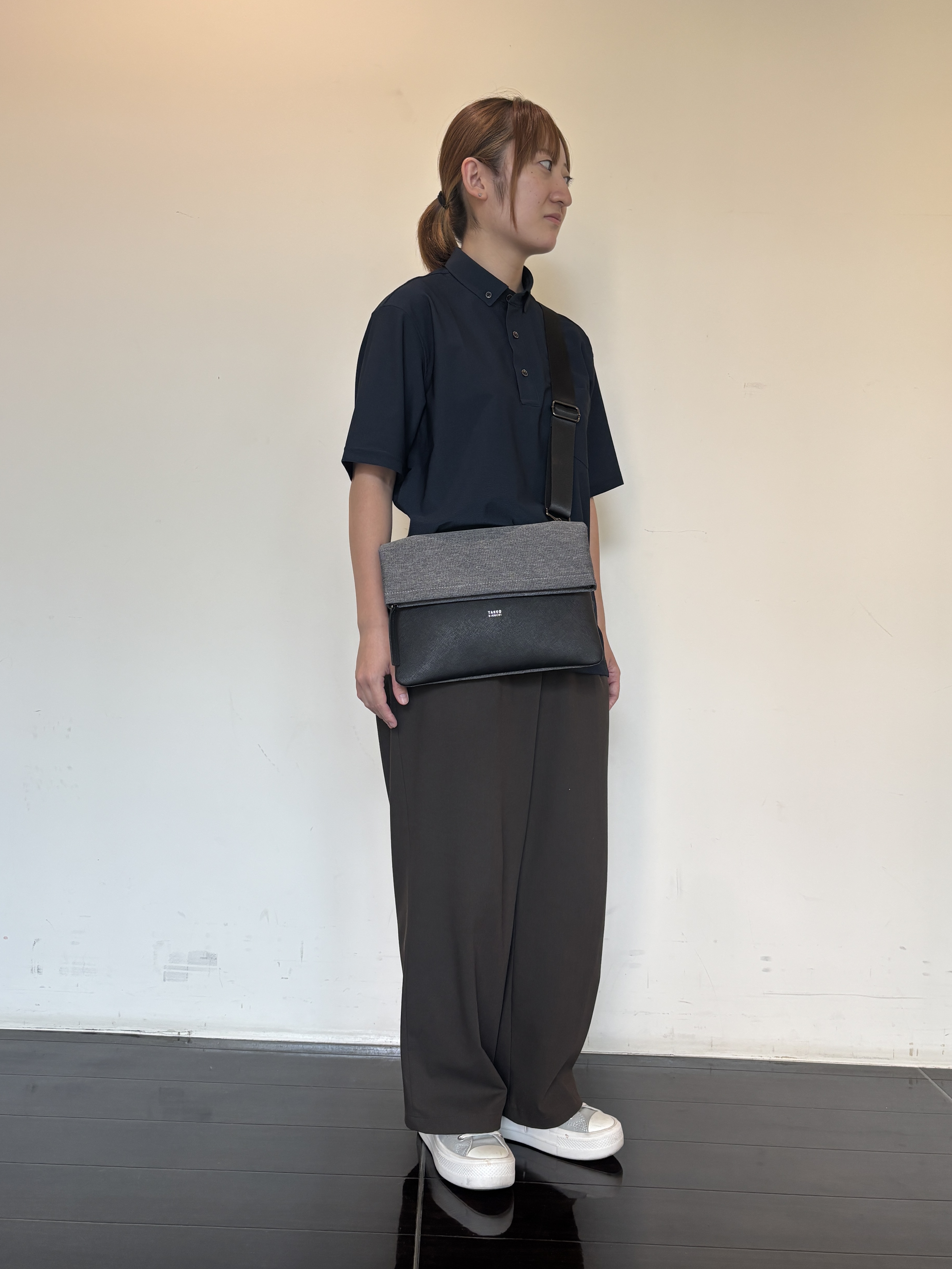 尾形千晴さんの「TAKEO KIKUCHI｜AIR TOOL ポロシャツ」を使ったコーディネート