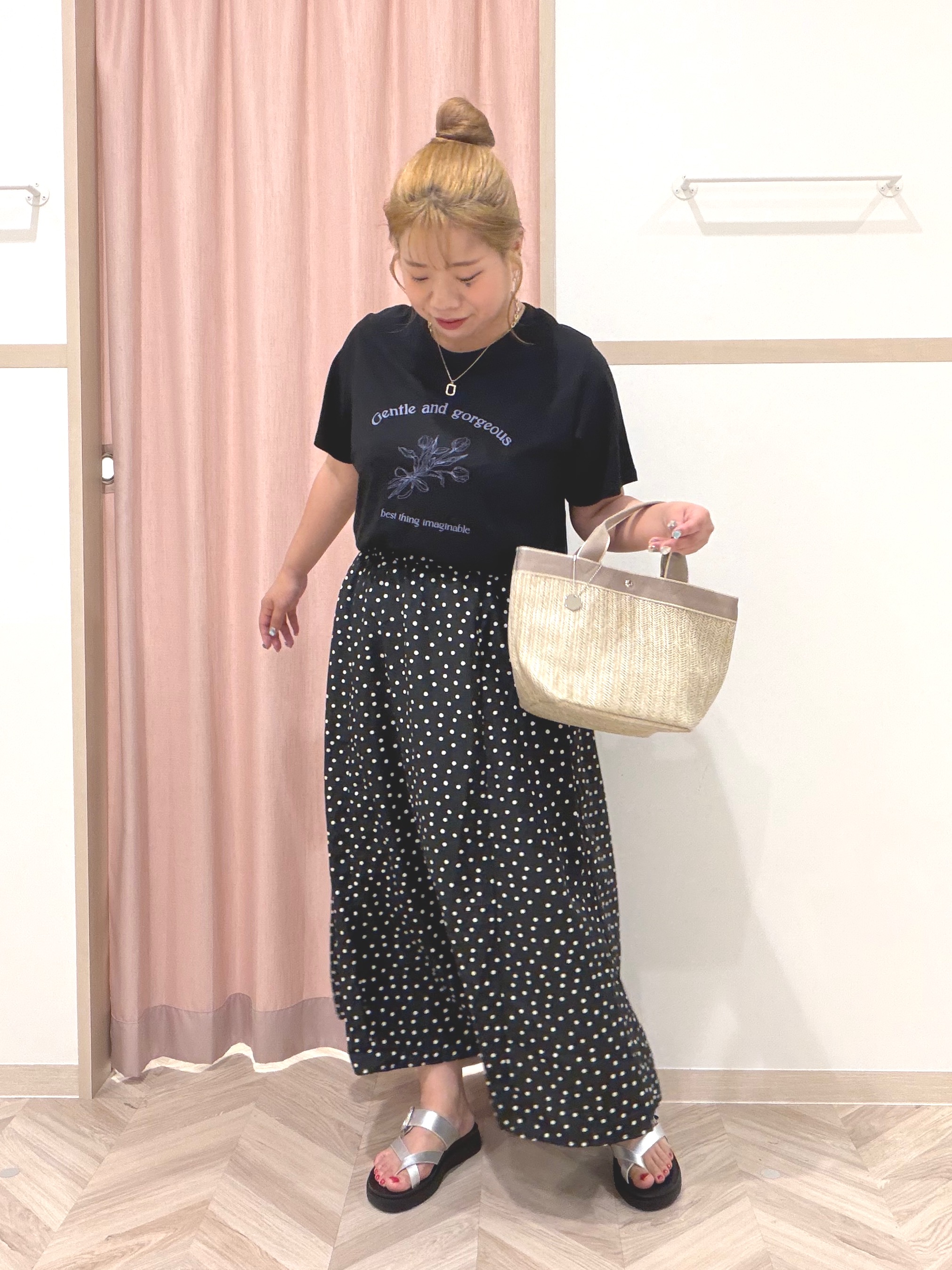 まちゃんなちゃんさんの「SHOO･LA･RUE｜【綿100%/ひんやり/S-LL/洗濯機可】選べる5柄 大人のベーシックカラープリントTシャツ」を使ったコーディネート