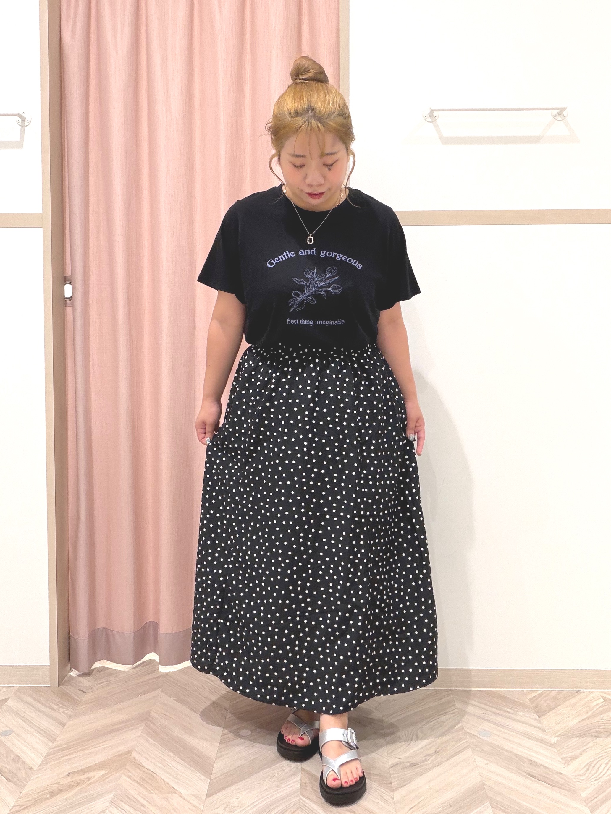 まちゃんなちゃんさんの「SHOO･LA･RUE｜【綿100%/ひんやり/S-LL/洗濯機可】選べる5柄 大人のベーシックカラープリントTシャツ」を使ったコーディネート