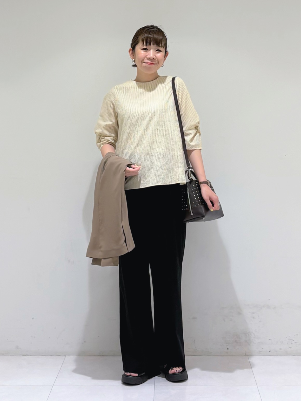 tsuyuさんの「INDIVI｜【楽ちん出し入れ】ミニスタッズ 2WAYハンドバッグ」を使ったコーディネート