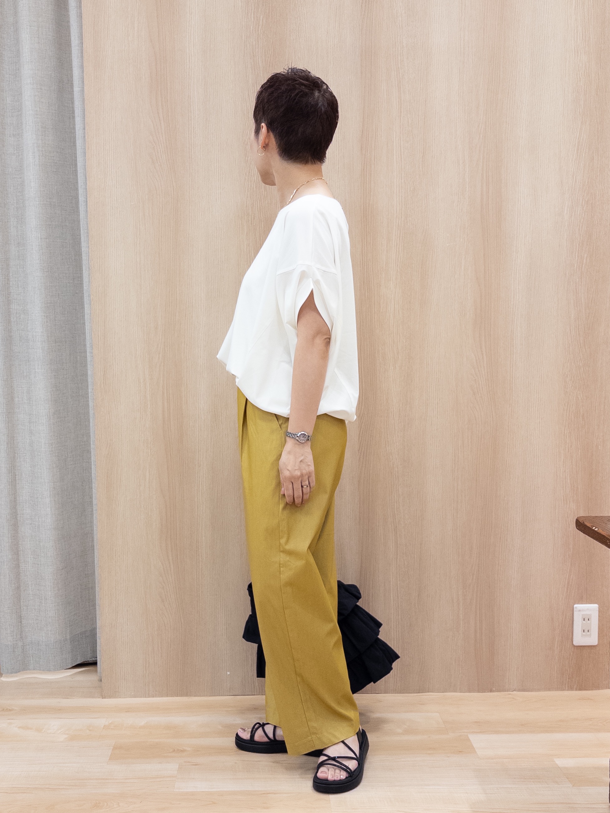 シュウコさんの「grove｜【持続冷感・体型カバー】サテンパイピングドルマンカットソー」を使ったコーディネート