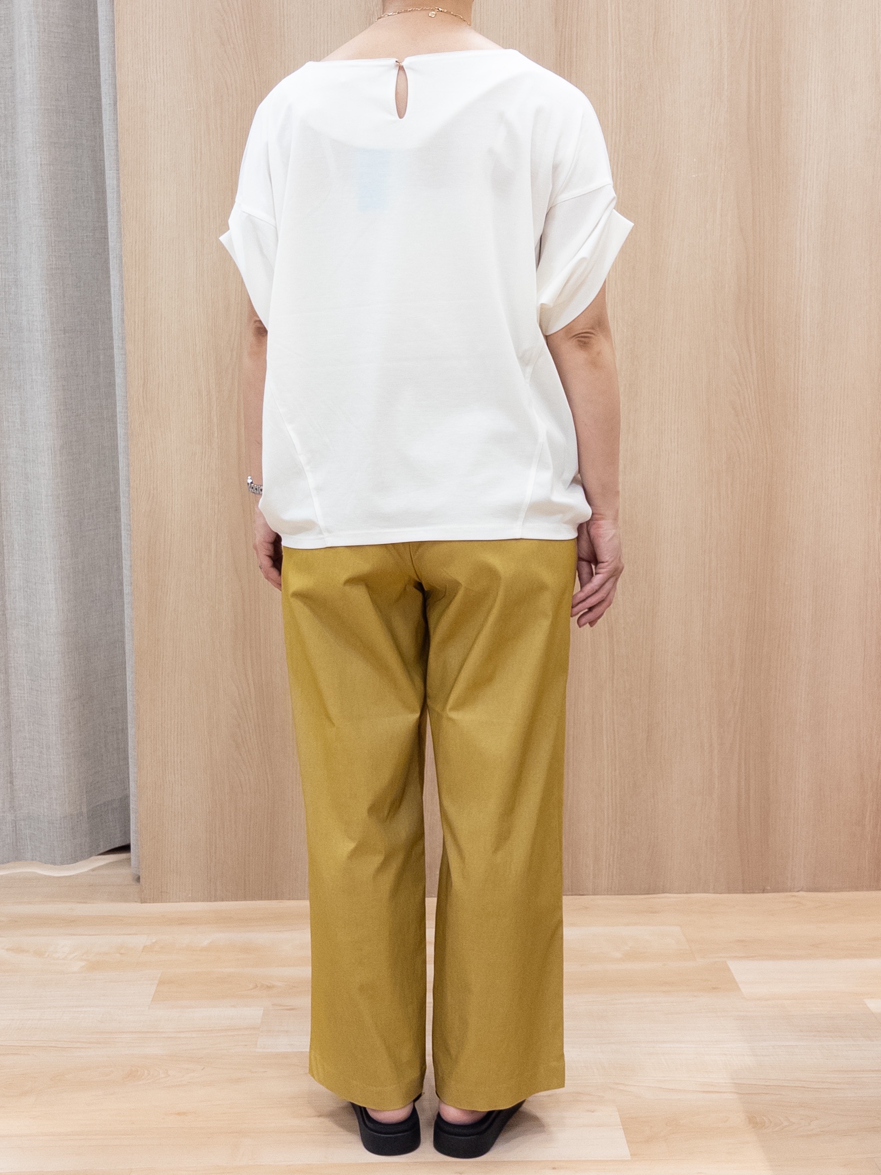 シュウコさんの「grove｜【持続冷感・体型カバー】サテンパイピングドルマンカットソー」を使ったコーディネート