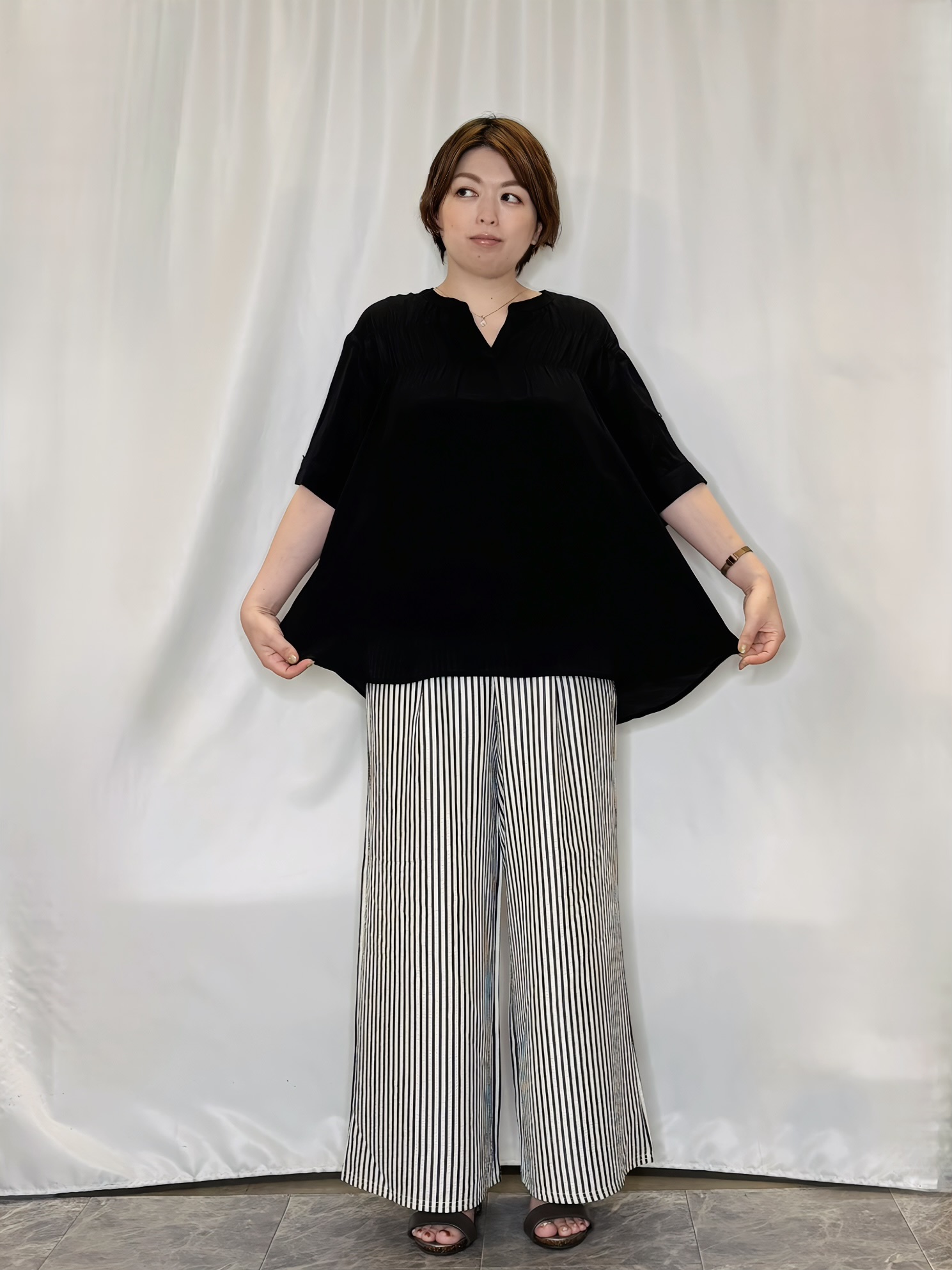 たみさんの「SHOO･LA･RUE｜【ひんやり/UV】お袖の長さが調整出来る シャーリングスキッパーブラウス」を使ったコーディネート