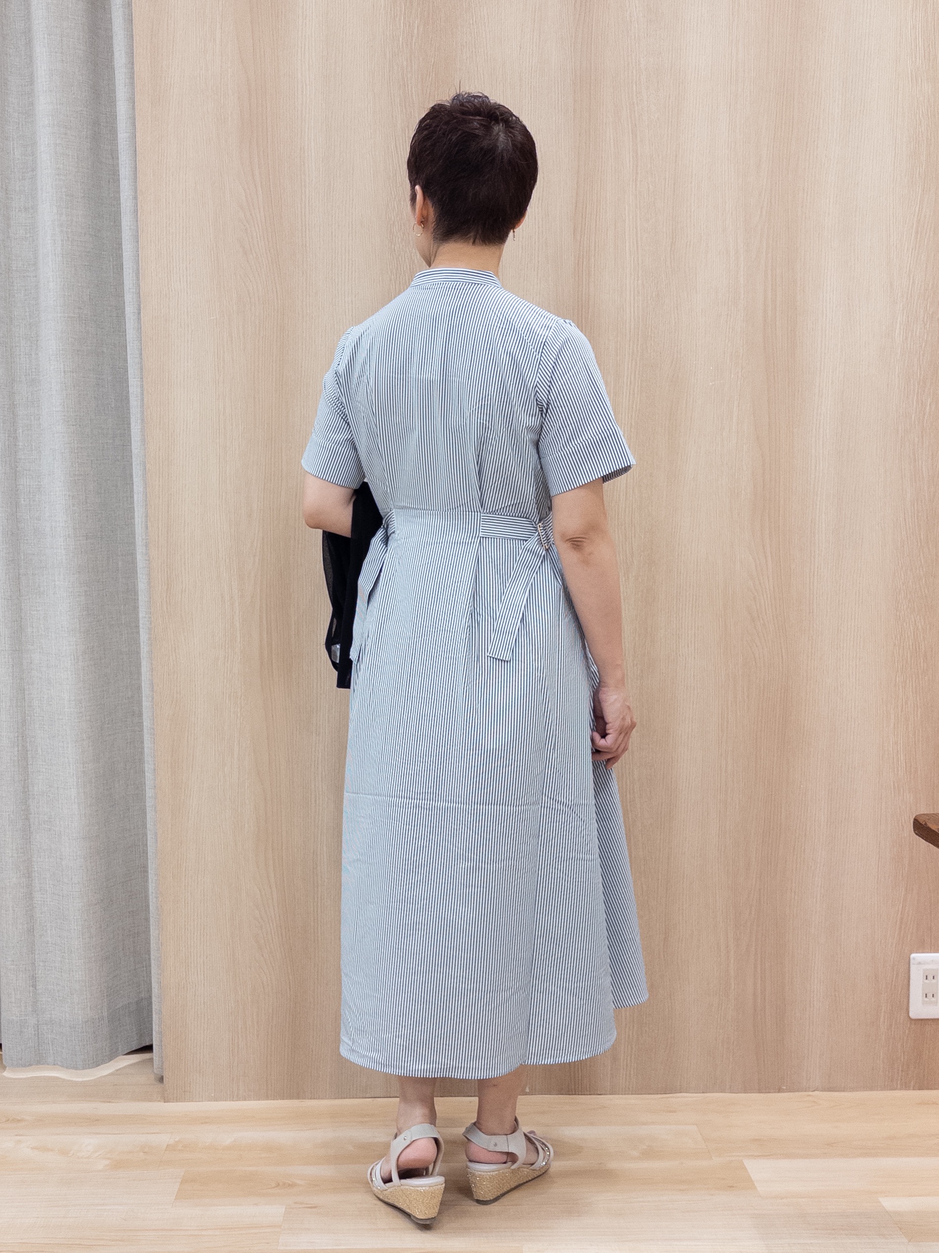 シュウコさんの「grove｜【低身長さんも選べる着丈/UV・シワになりにくいetc】涼やかさも、きちんとも叶うワンピース」を使ったコーディネート