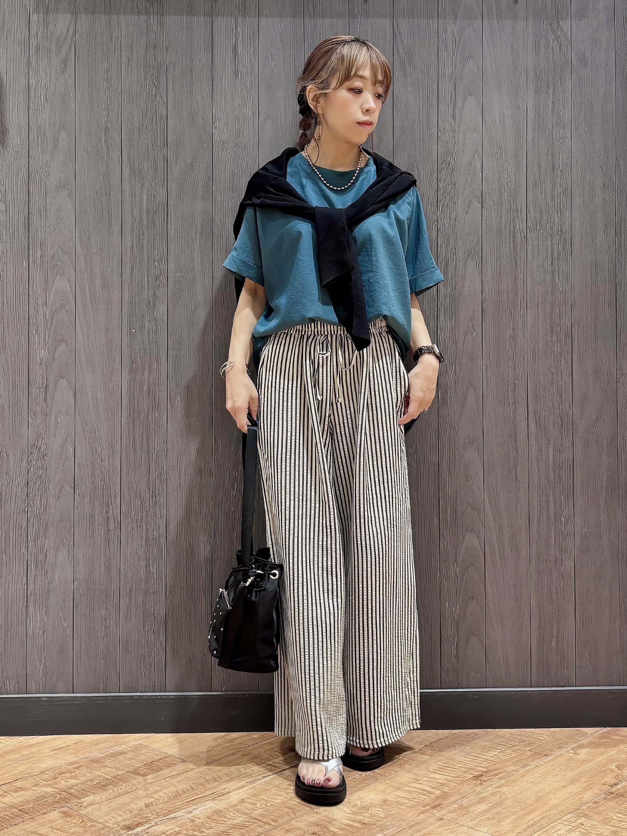 meiさんの「SHOO･LA･RUE｜【洗濯機可/ひんやり/UV】さらっとしたタッチが心地よい ショート丈 Vネックカーディガン」を使ったコーディネート