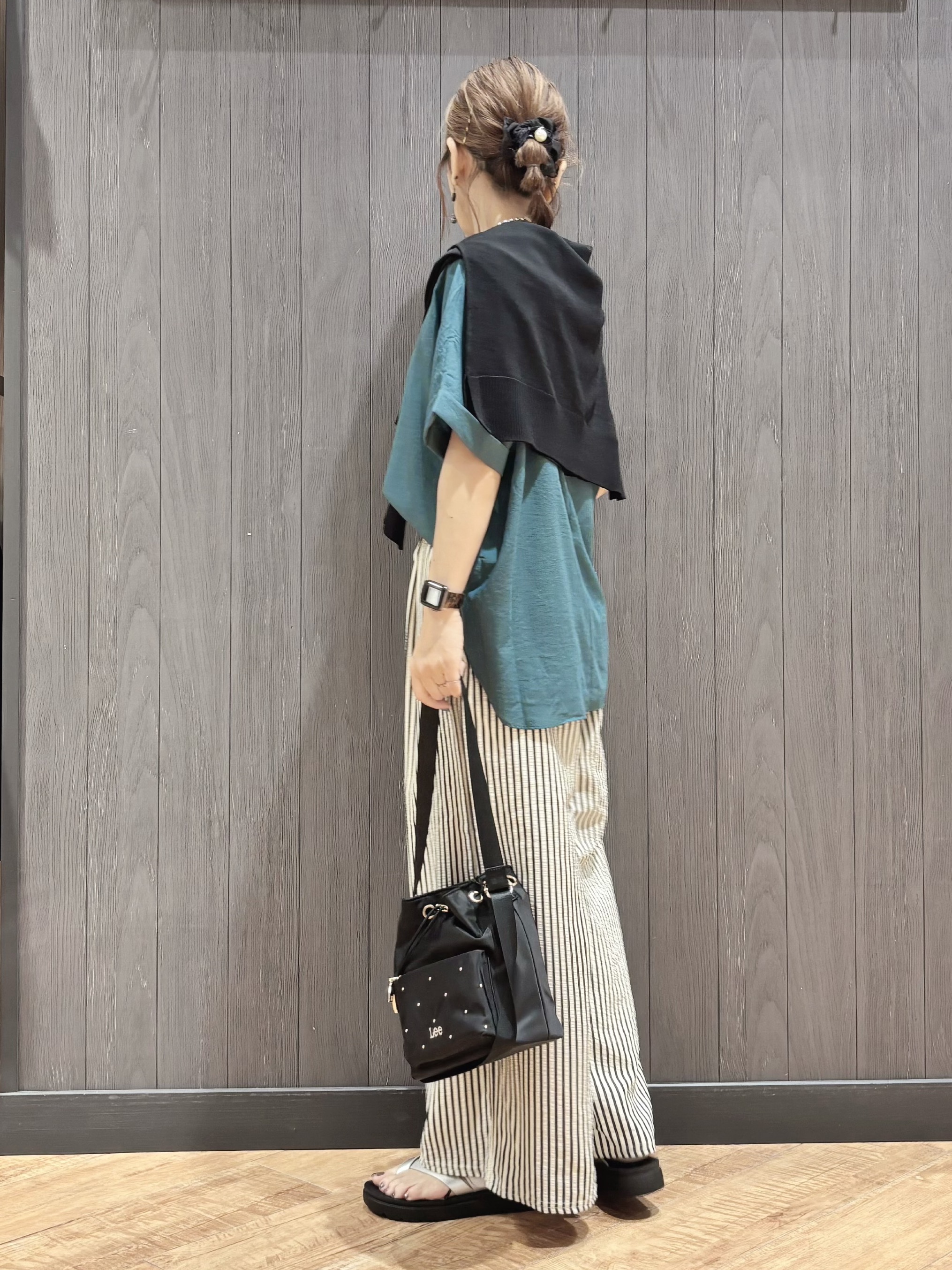 meiさんの「SHOO･LA･RUE｜【洗濯機可/ひんやり/UV】さらっとしたタッチが心地よい ショート丈 Vネックカーディガン」を使ったコーディネート