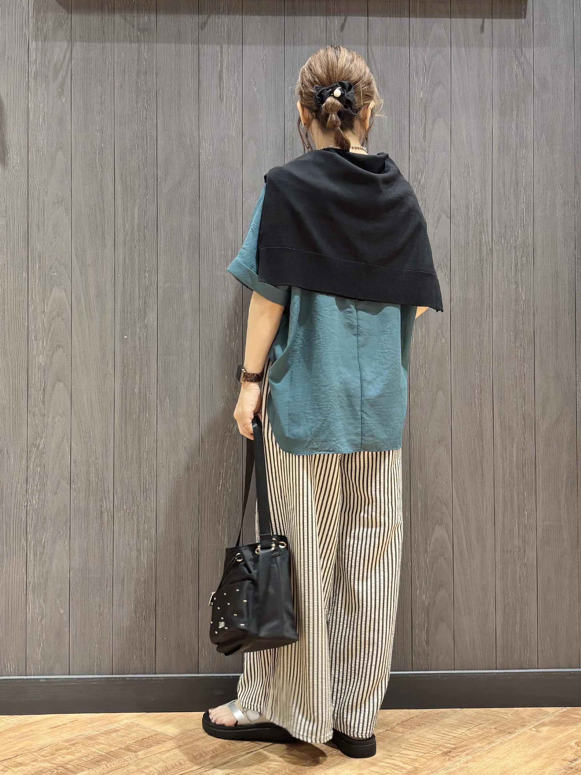 meiさんの「SHOO･LA･RUE｜【洗濯機可/ひんやり/UV】さらっとしたタッチが心地よい ショート丈 Vネックカーディガン」を使ったコーディネート