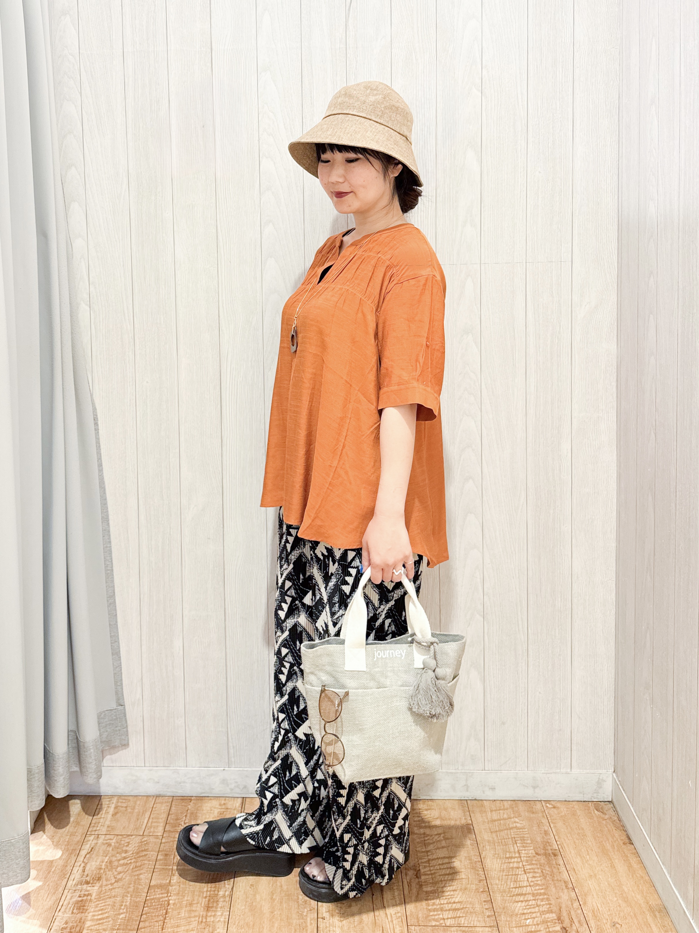 愛さんの「SHOO･LA･RUE｜【ひんやり/UV】お袖の長さが調整出来る シャーリングスキッパーブラウス」を使ったコーディネート