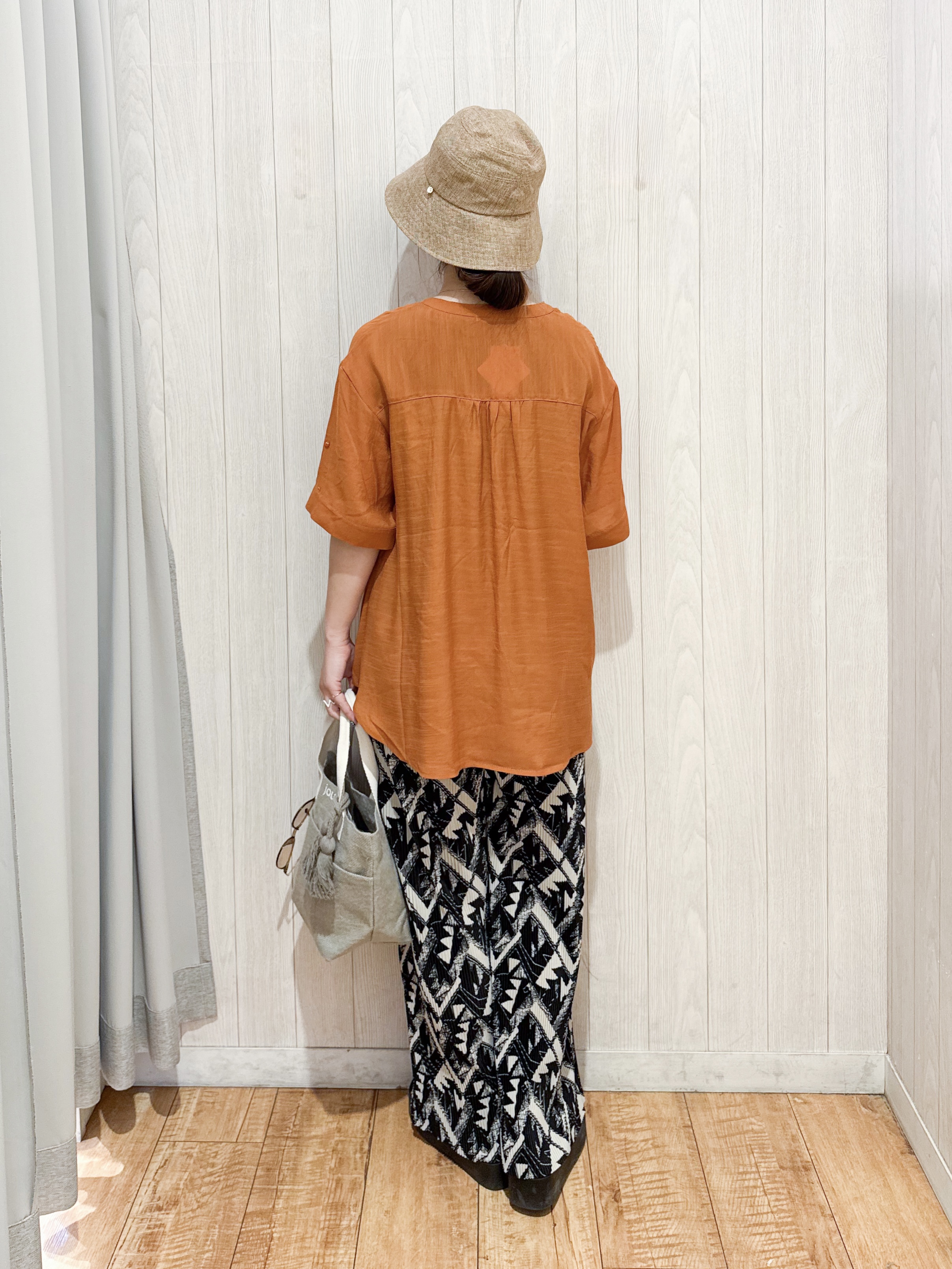 愛さんの「SHOO･LA･RUE｜【ひんやり/UV】お袖の長さが調整出来る シャーリングスキッパーブラウス」を使ったコーディネート