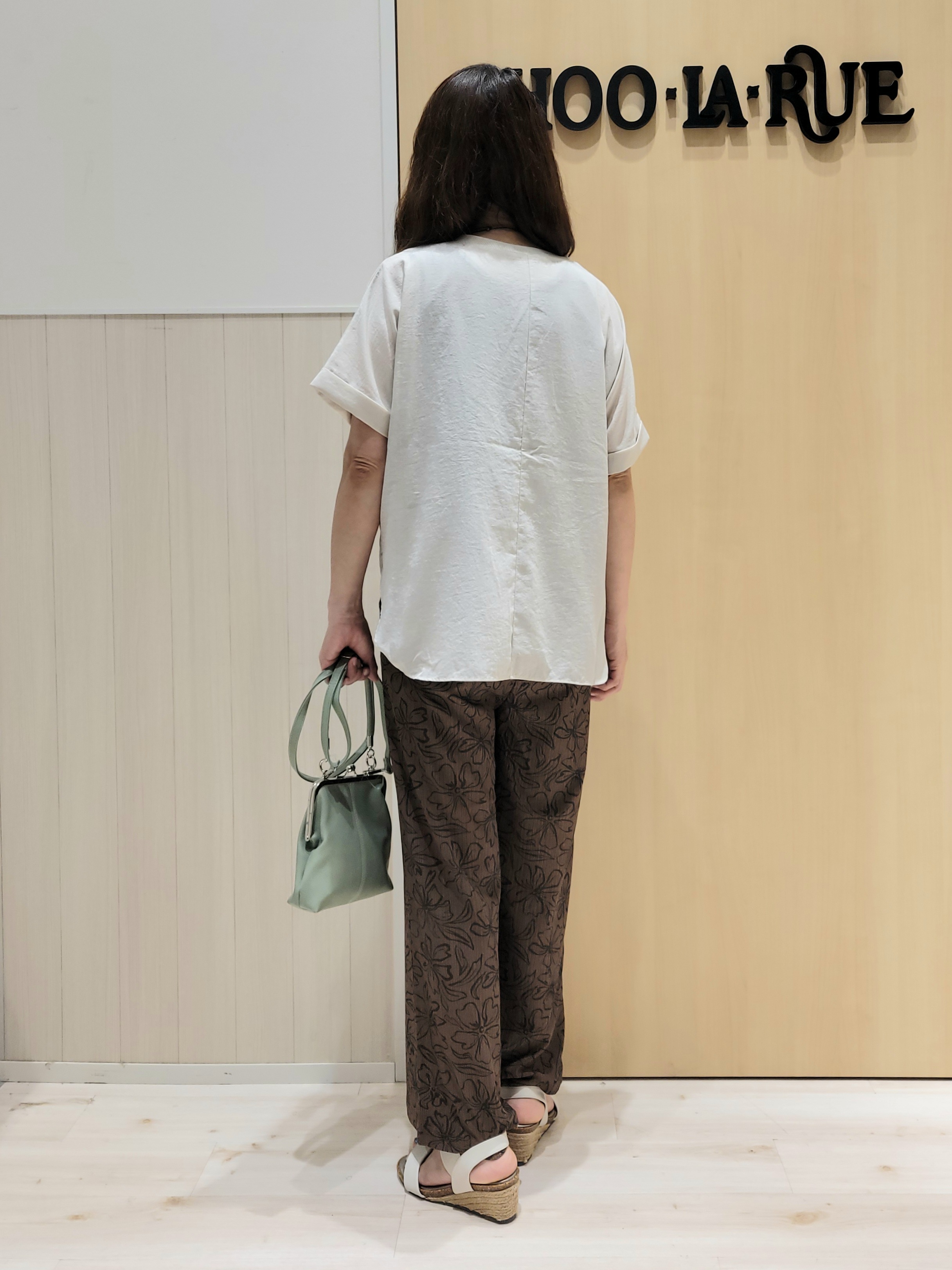 ユウさんの「SHOO･LA･RUE｜【着丈選べる/ひんやり/体型カバー】洗濯後しわになりにくい さらっとドルマントップス」を使ったコーディネート