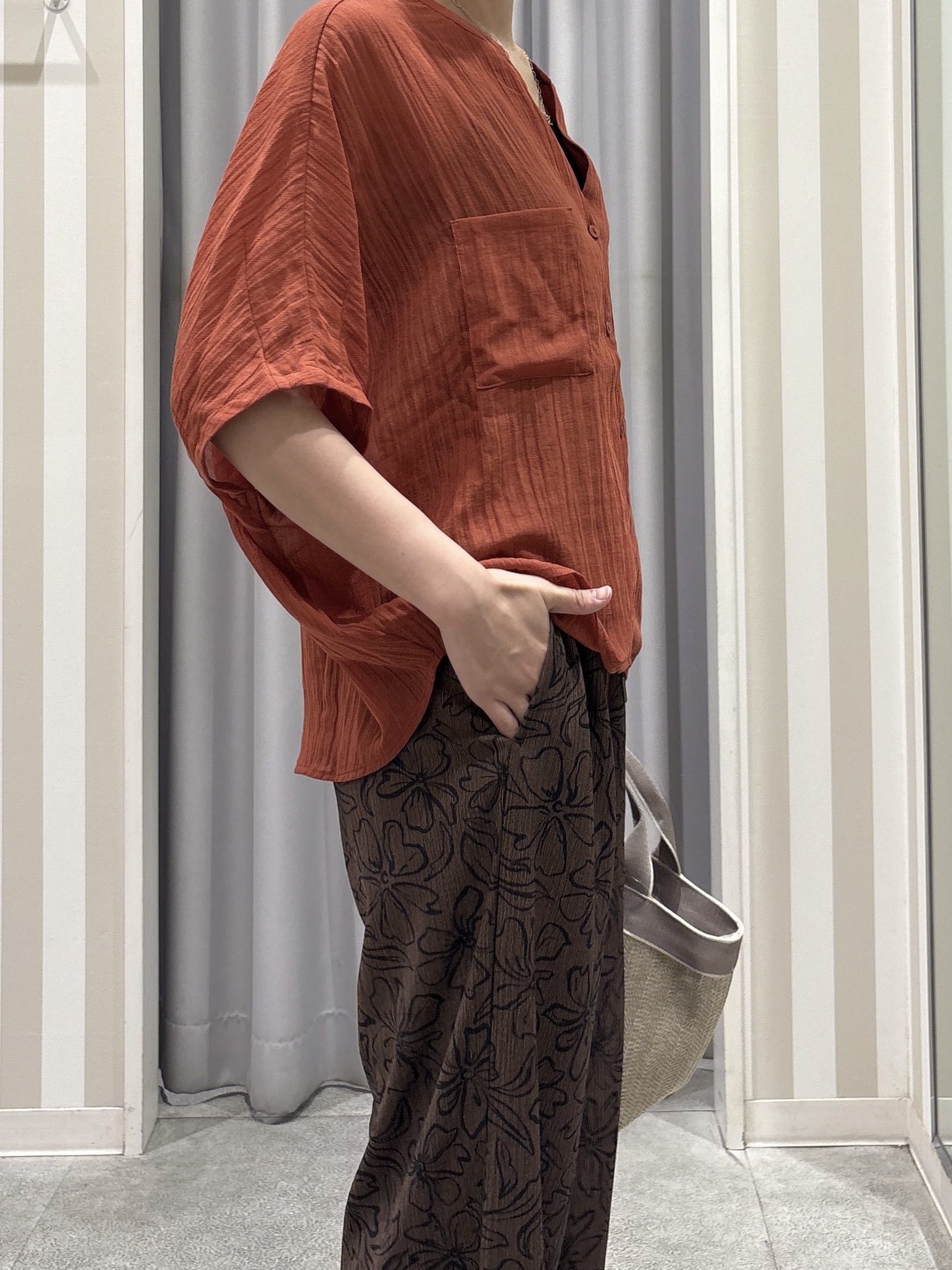 Rikaさんの「SHOO･LA･RUE｜【洗濯機可/選べる6色】ナチュラルな風合いが魅力 ゆったり楊柳シアードルマンブラウス」を使ったコーディネート