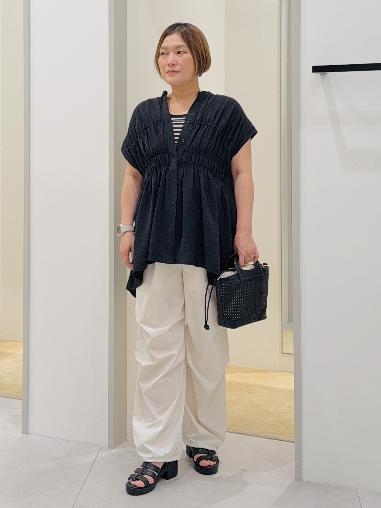 タナさんの「THE SHOP TK｜【夏に嬉しい多機能/体型カバー】ひんやりさらさら シャーリングブラウス」を使ったコーディネート