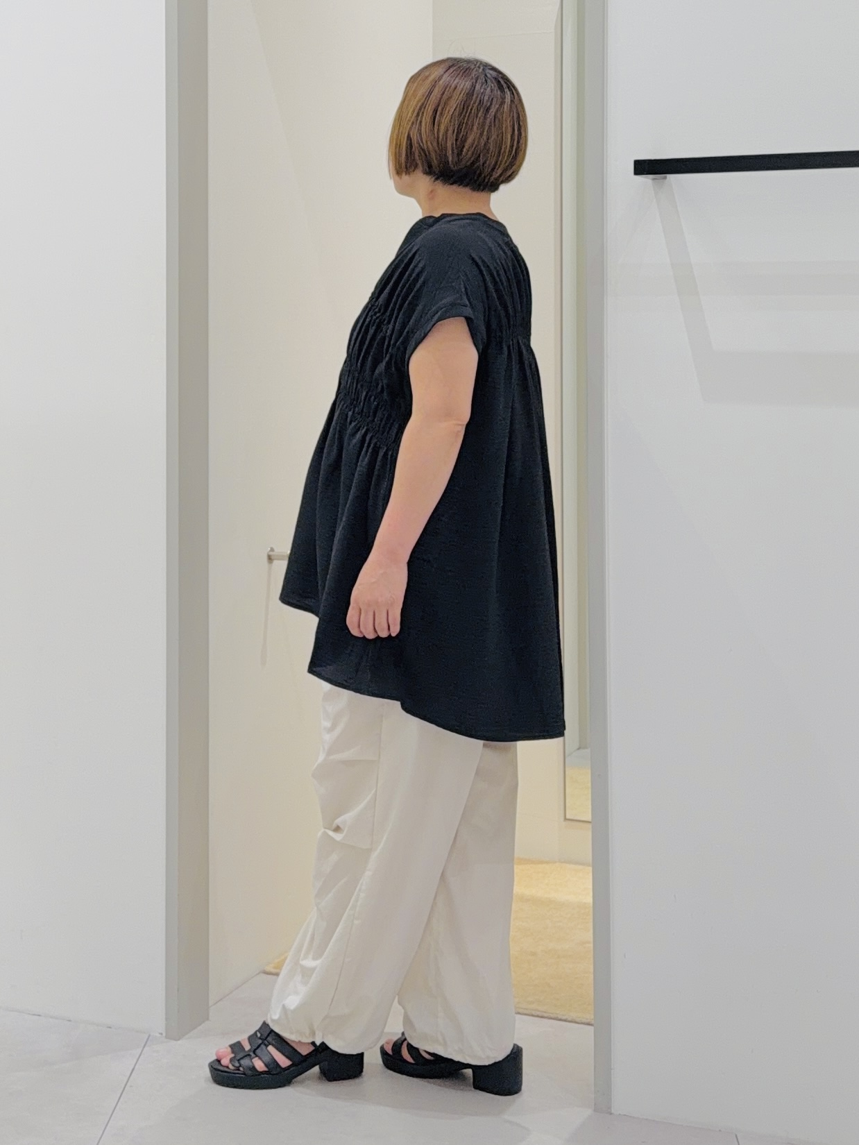 タナさんの「THE SHOP TK｜【夏に嬉しい多機能/体型カバー】ひんやりさらさら シャーリングブラウス」を使ったコーディネート
