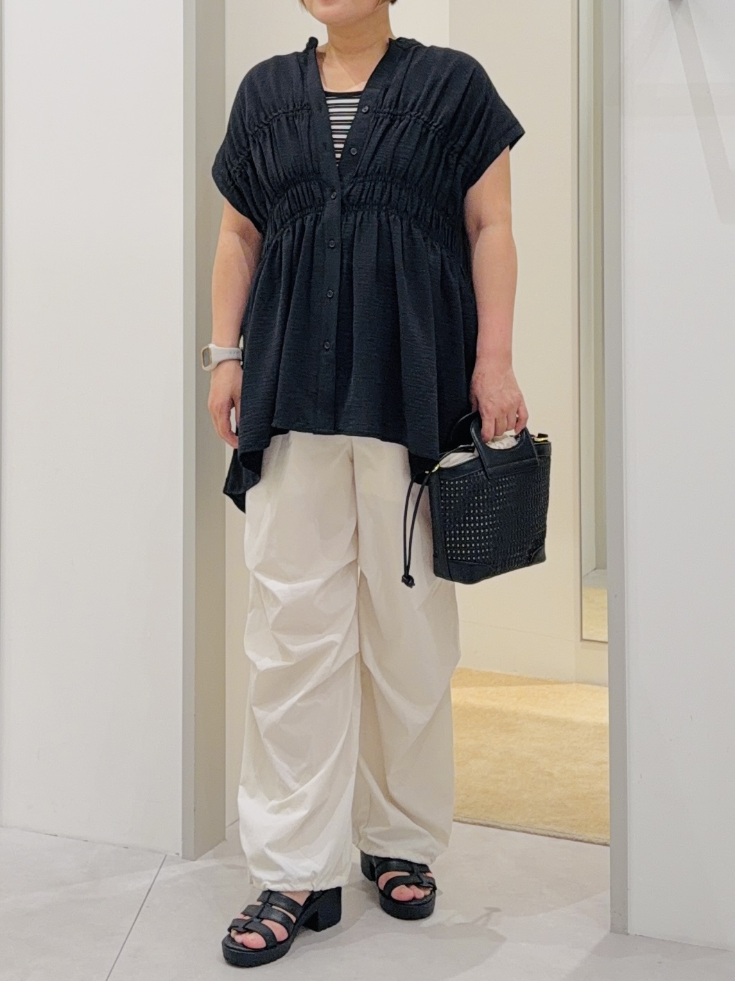 タナさんの「THE SHOP TK｜【夏に嬉しい多機能/体型カバー】ひんやりさらさら シャーリングブラウス」を使ったコーディネート