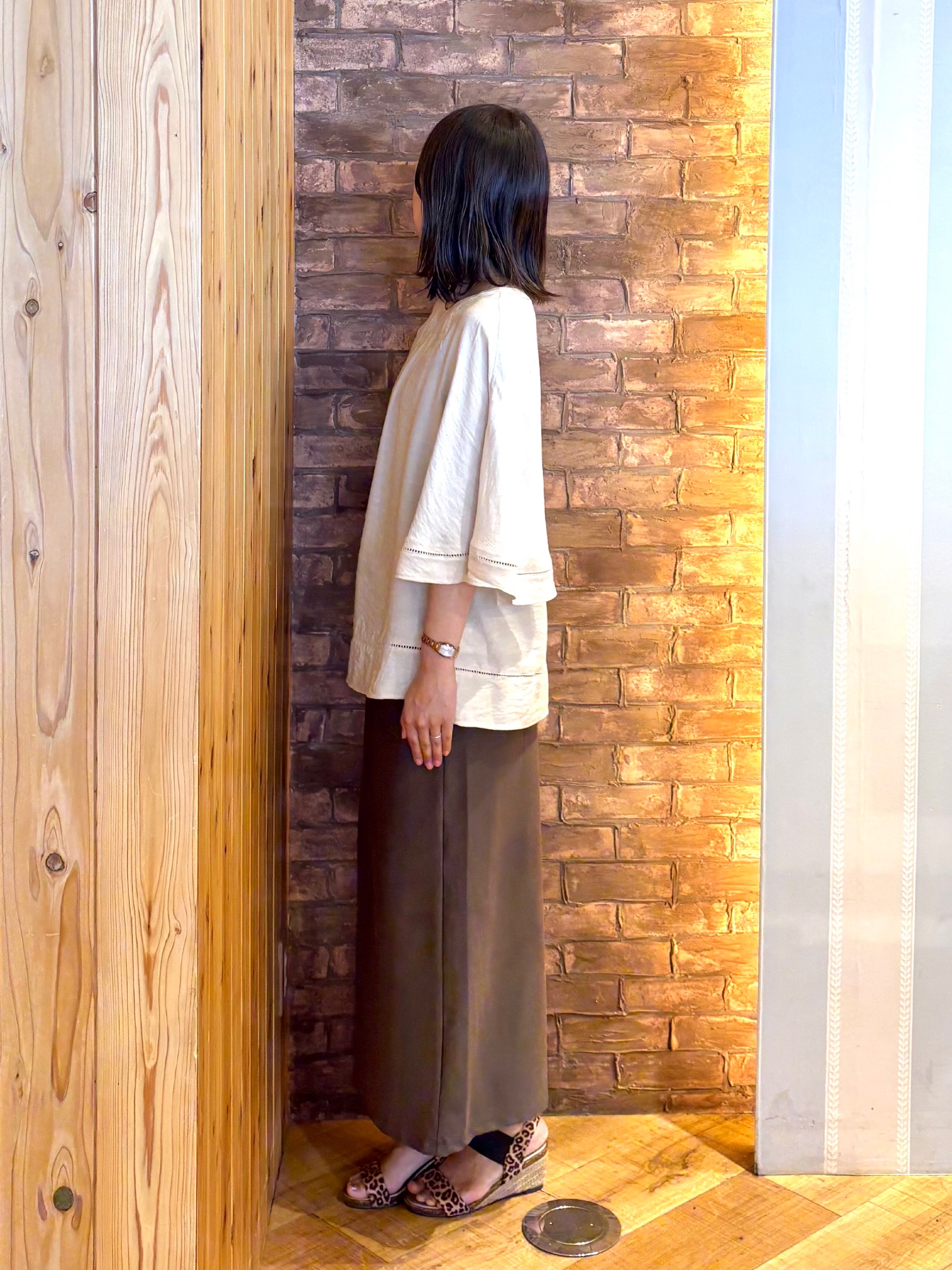 mieさんの「SHOO･LA･RUE｜【ひんやり/S-LL/洗濯機可】体型カバー ふんわりスラブポンチョ風ブラウス」を使ったコーディネート