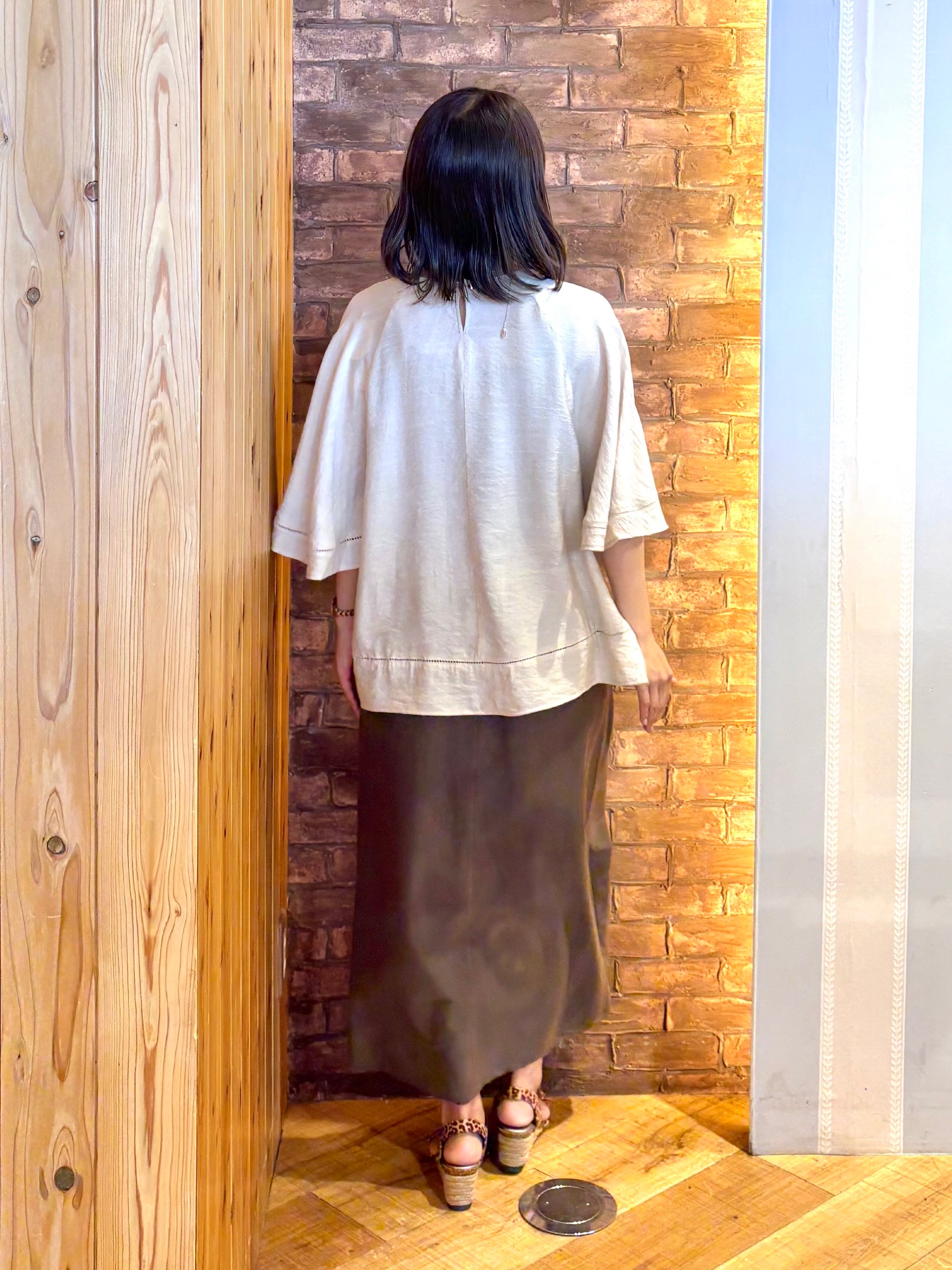 mieさんの「SHOO･LA･RUE｜【ひんやり/S-LL/洗濯機可】体型カバー ふんわりスラブポンチョ風ブラウス」を使ったコーディネート