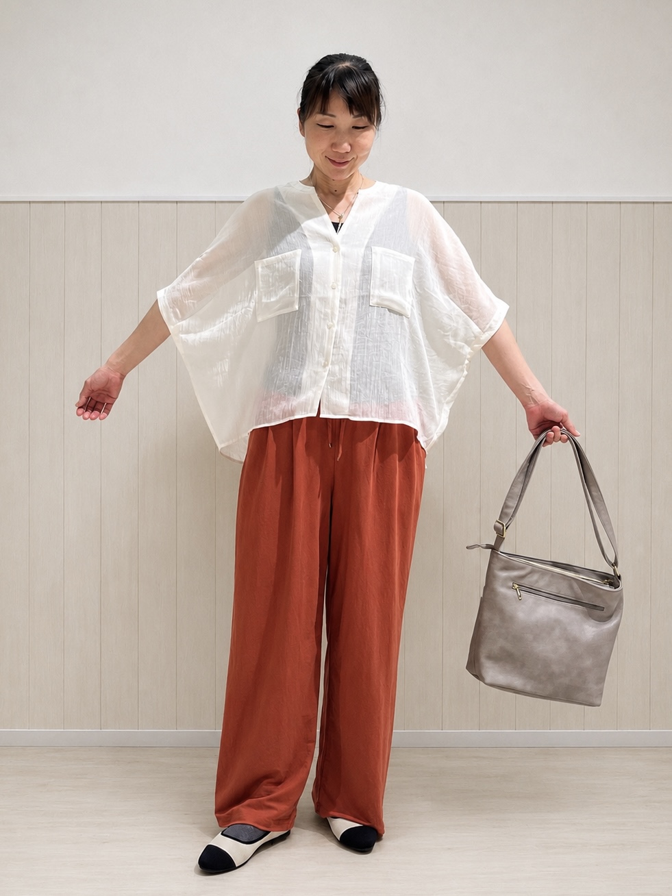 まつみさんの「SHOO･LA･RUE｜【洗濯機可/選べる6色】風合いを楽しむ 楊柳シアーゆったりドルマンブラウス」を使ったコーディネート