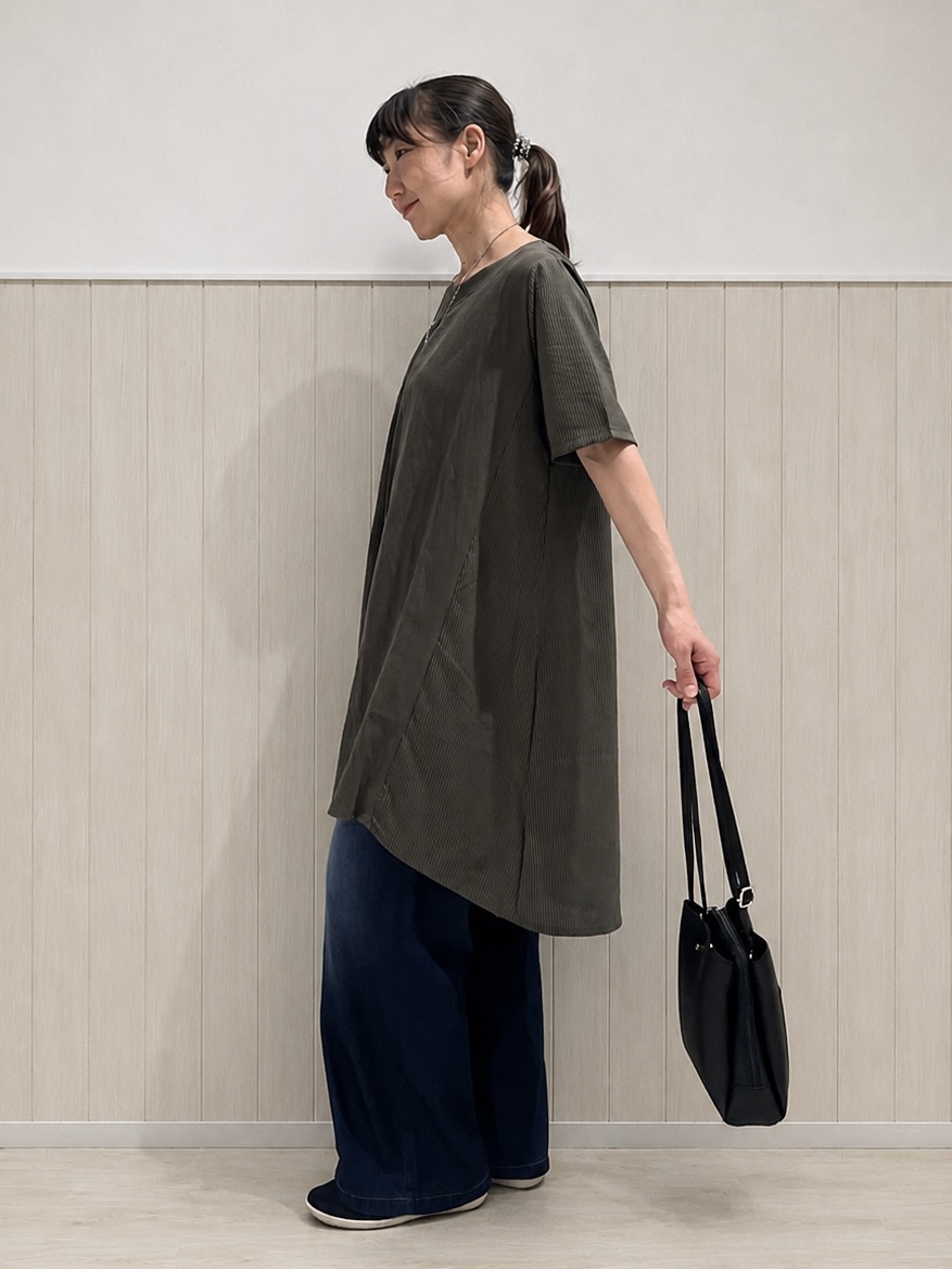 まつみさんの「SHOO･LA･RUE｜【洗濯機可/体型カバー】上から着るだけ 異素材切替 Aラインチュニックワンピース」を使ったコーディネート