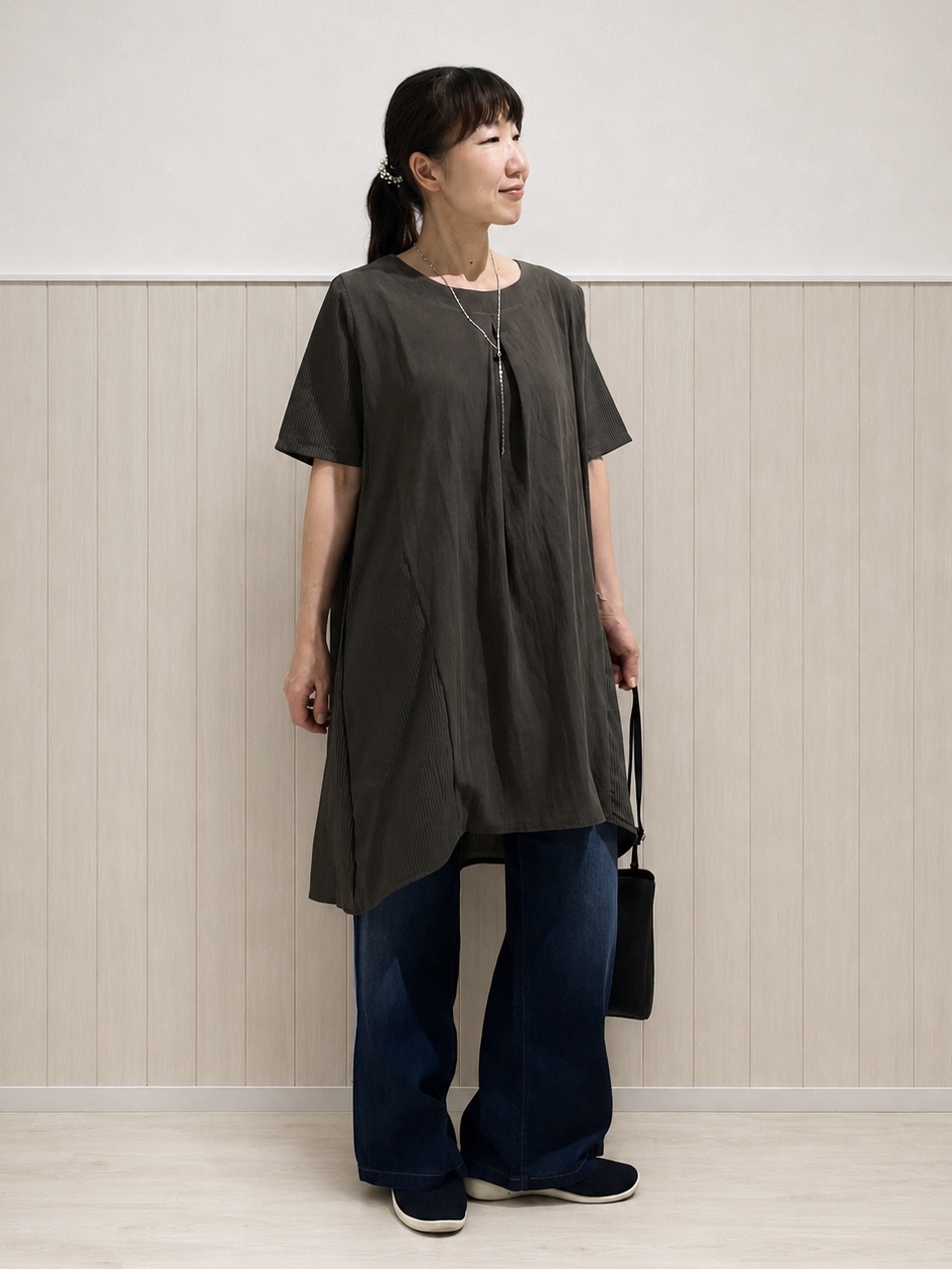 まつみさんの「SHOO･LA･RUE｜【洗濯機可/体型カバー】上から着るだけ 異素材切替 Aラインチュニックワンピース」を使ったコーディネート