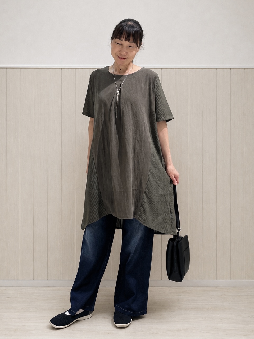 まつみさんの「SHOO･LA･RUE｜【洗濯機可/体型カバー】上から着るだけ 異素材切替 Aラインチュニックワンピース」を使ったコーディネート
