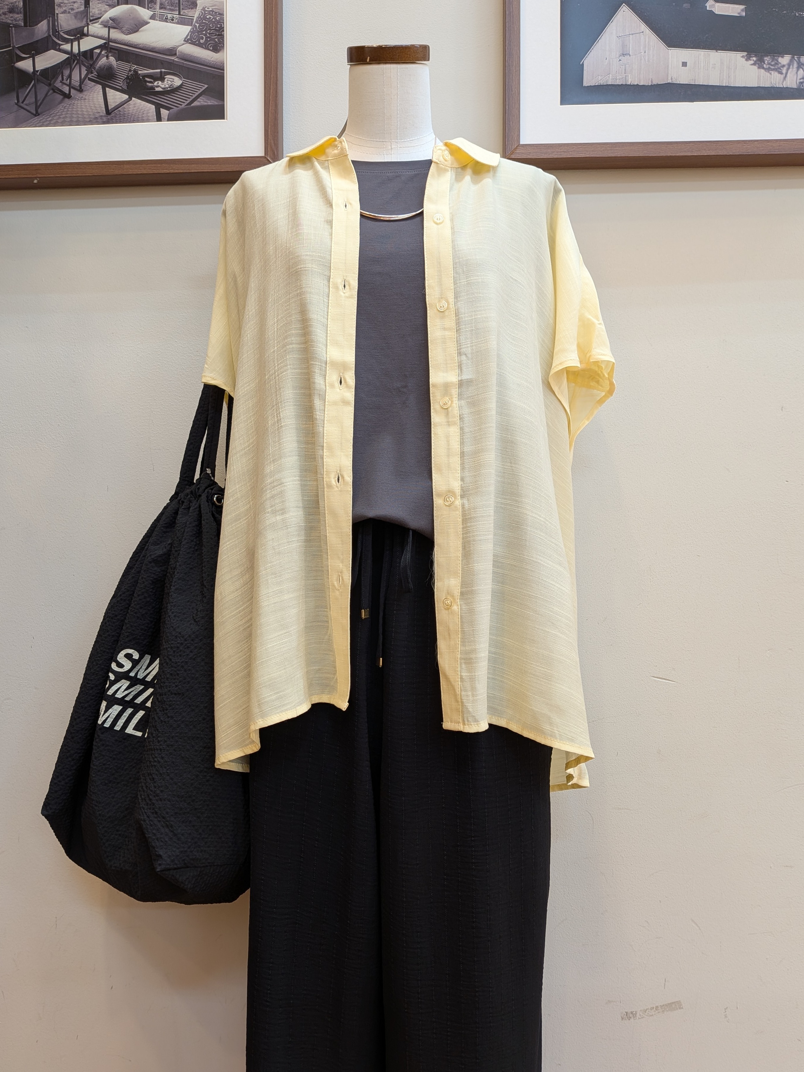 うっちーさんの「SHOO･LA･RUE｜【ひんやり/UV】ほんのりシアーで上品な バックギャザーブラウス」を使ったコーディネート
