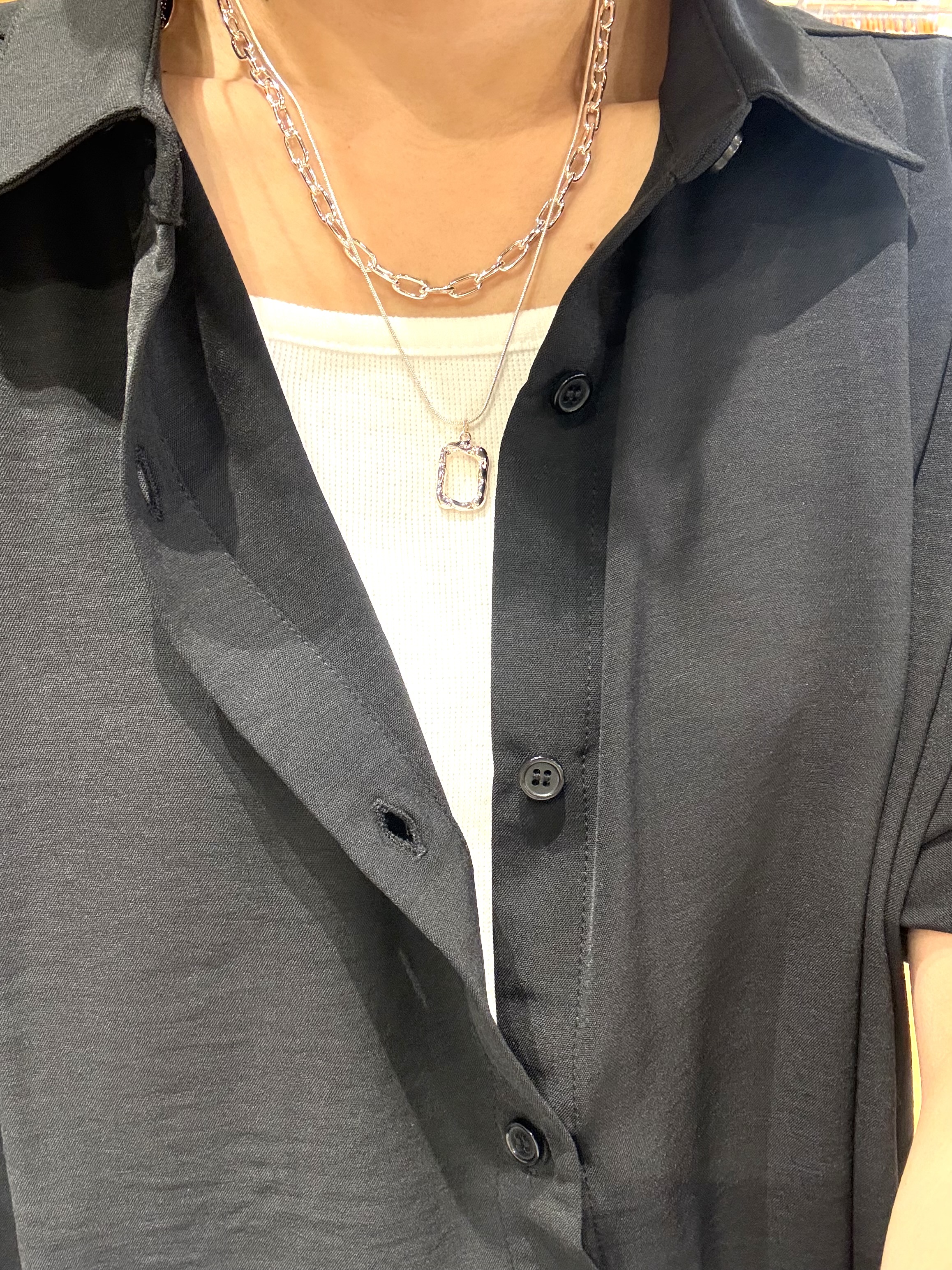 mieさんの「SHOO･LA･RUE｜【ひんやり/洗濯後しわになりにくい/S-LL】着るだけでこなれ見え 二の腕も隠せるデザイン半袖シャツ」を使ったコーディネート