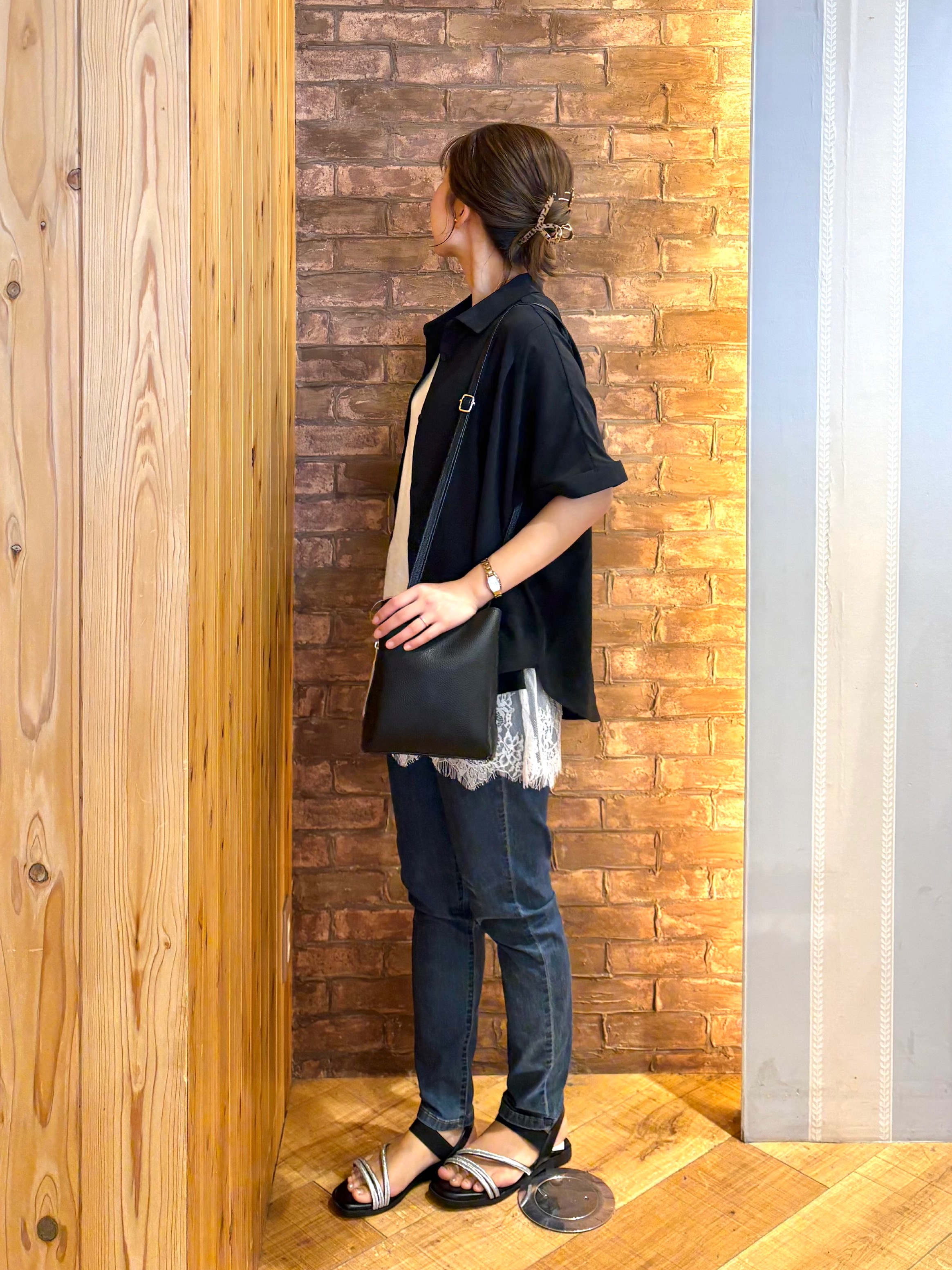 mieさんの「SHOO･LA･RUE｜【ひんやり/洗濯後しわになりにくい/S-LL】着るだけでこなれ見え 二の腕も隠せるデザイン半袖シャツ」を使ったコーディネート