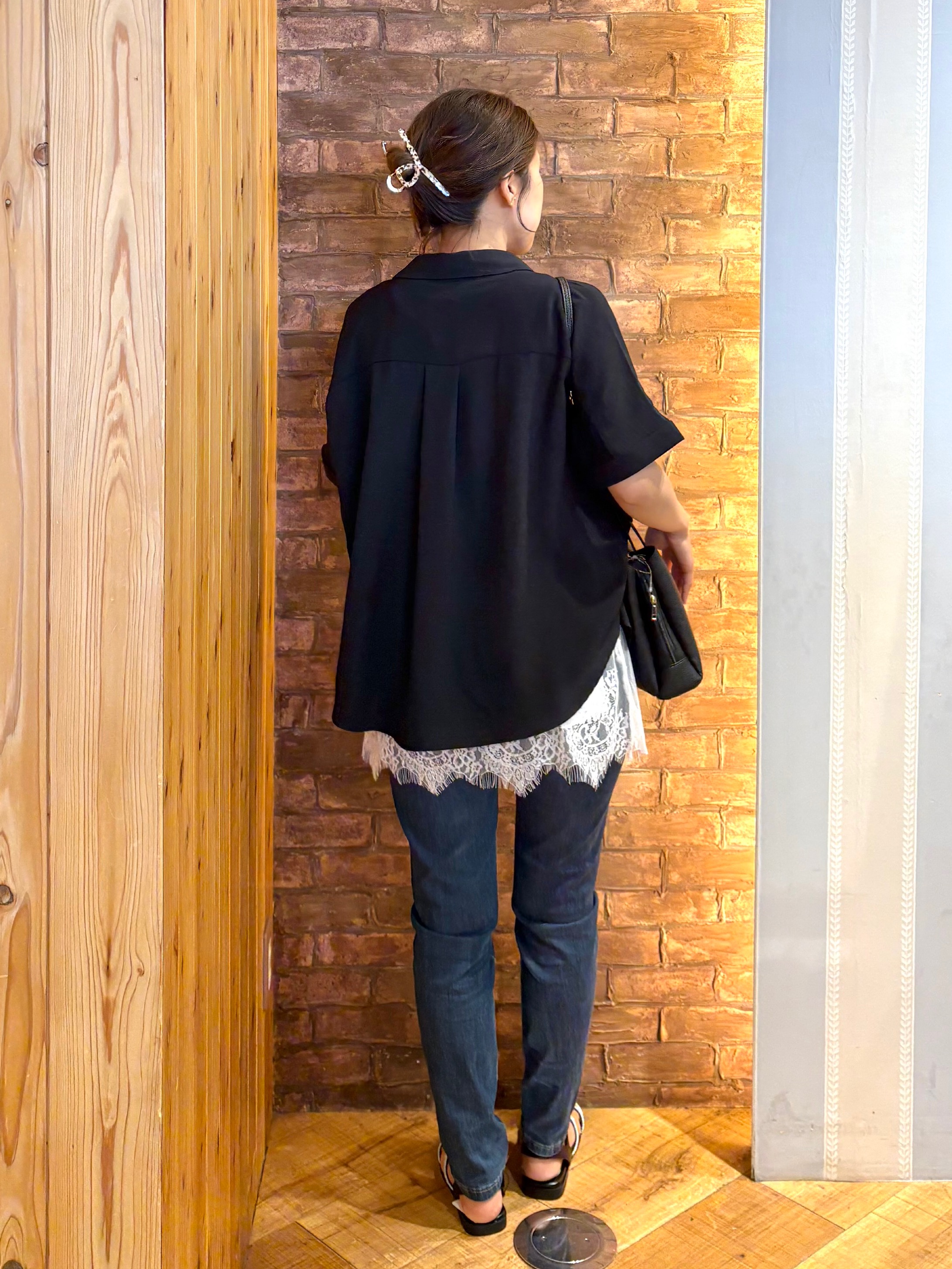 mieさんの「SHOO･LA･RUE｜【ひんやり/洗濯後しわになりにくい/S-LL】着るだけでこなれ見え 二の腕も隠せるデザイン半袖シャツ」を使ったコーディネート