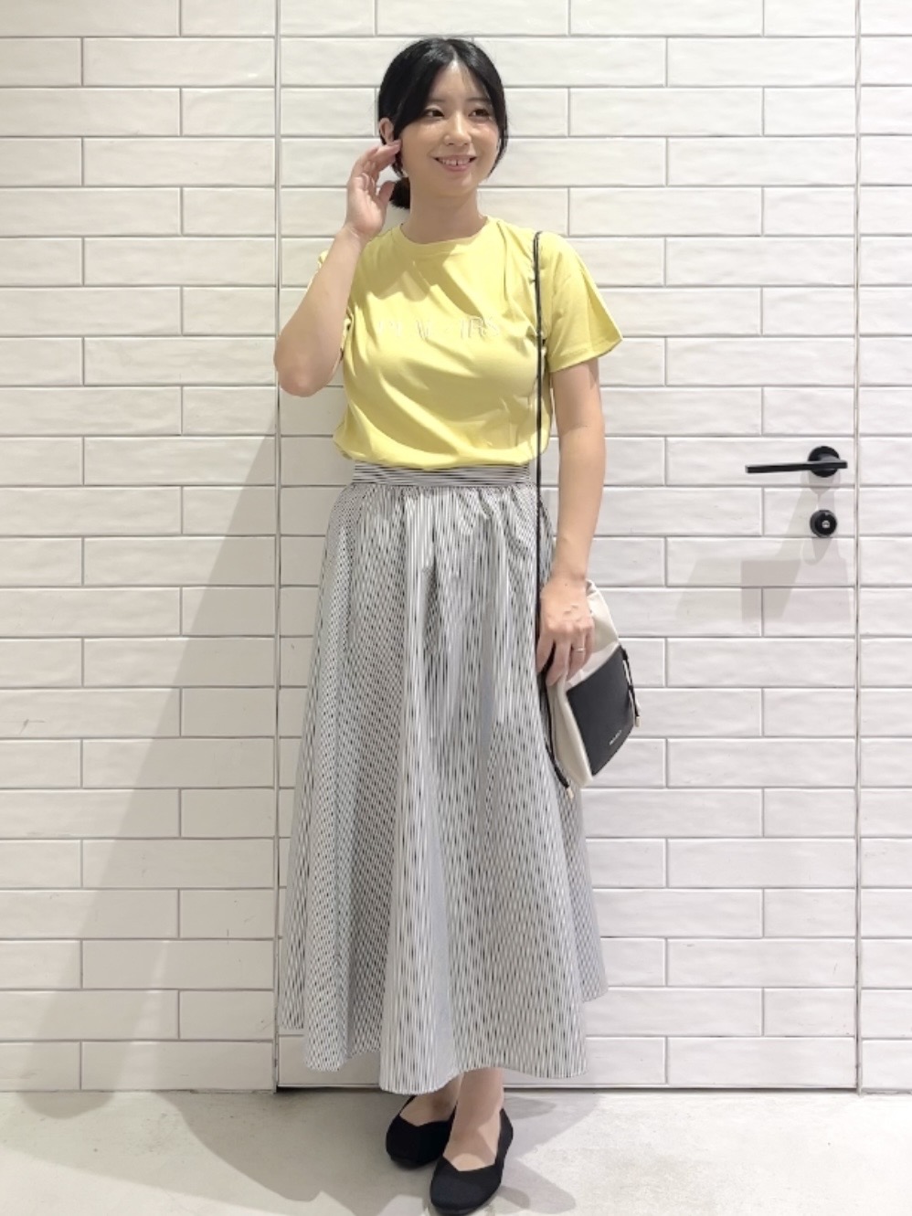 しおりさんの「OPAQUE.CLIP｜刺繍＆スパンコールロゴTシャツ【洗濯機洗い可】」を使ったコーディネート