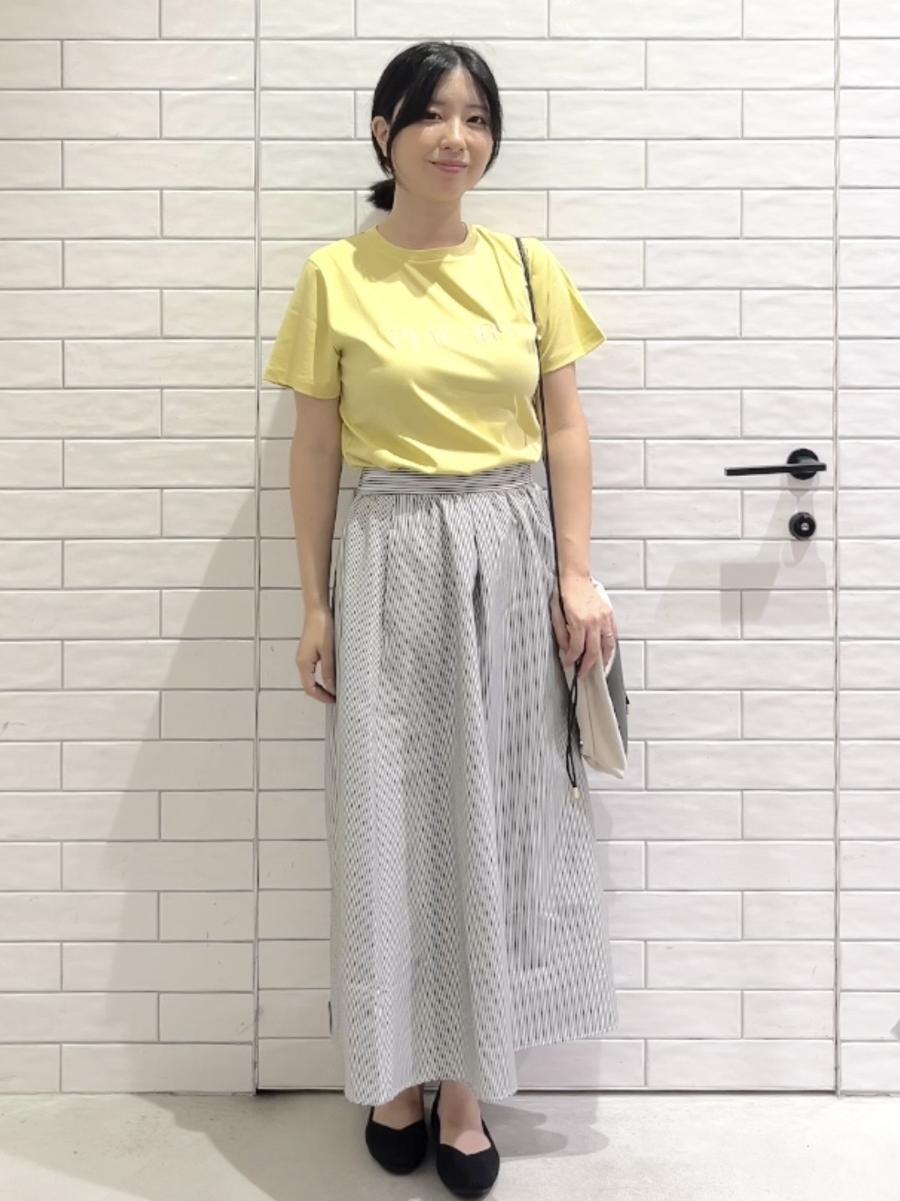 しおりさんの「OPAQUE.CLIP｜刺繍＆スパンコールロゴTシャツ【洗濯機洗い可】」を使ったコーディネート