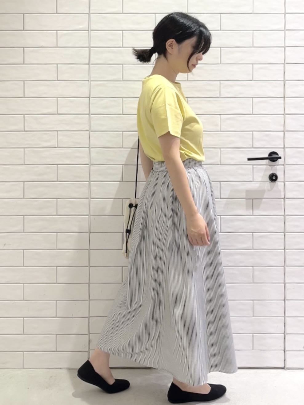 しおりさんの「OPAQUE.CLIP｜刺繍＆スパンコールロゴTシャツ【洗濯機洗い可】」を使ったコーディネート