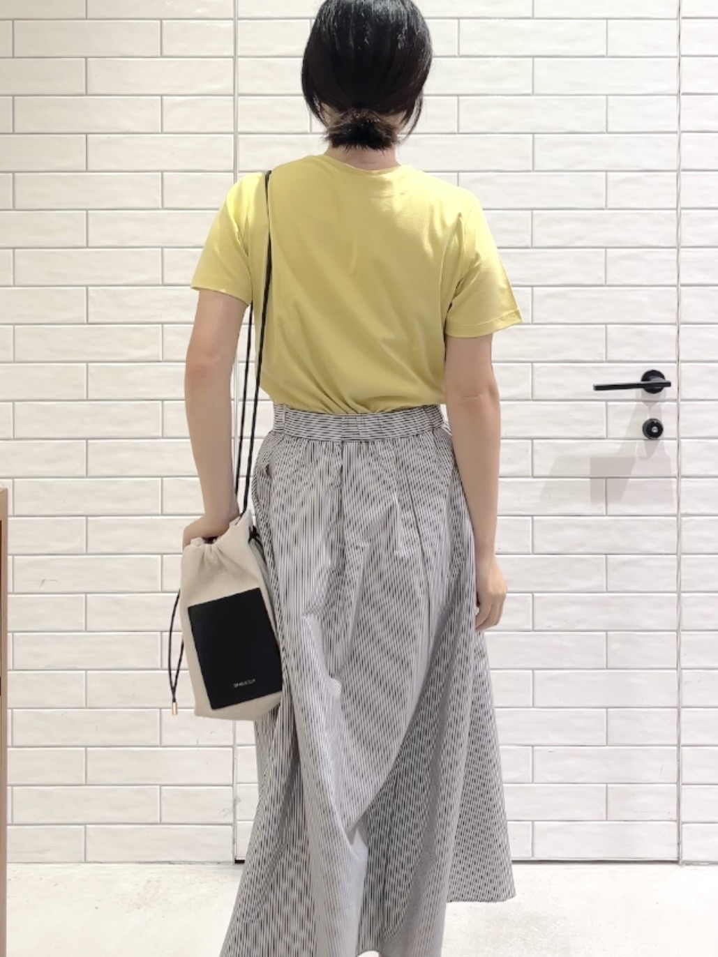 しおりさんの「OPAQUE.CLIP｜刺繍＆スパンコールロゴTシャツ【洗濯機洗い可】」を使ったコーディネート