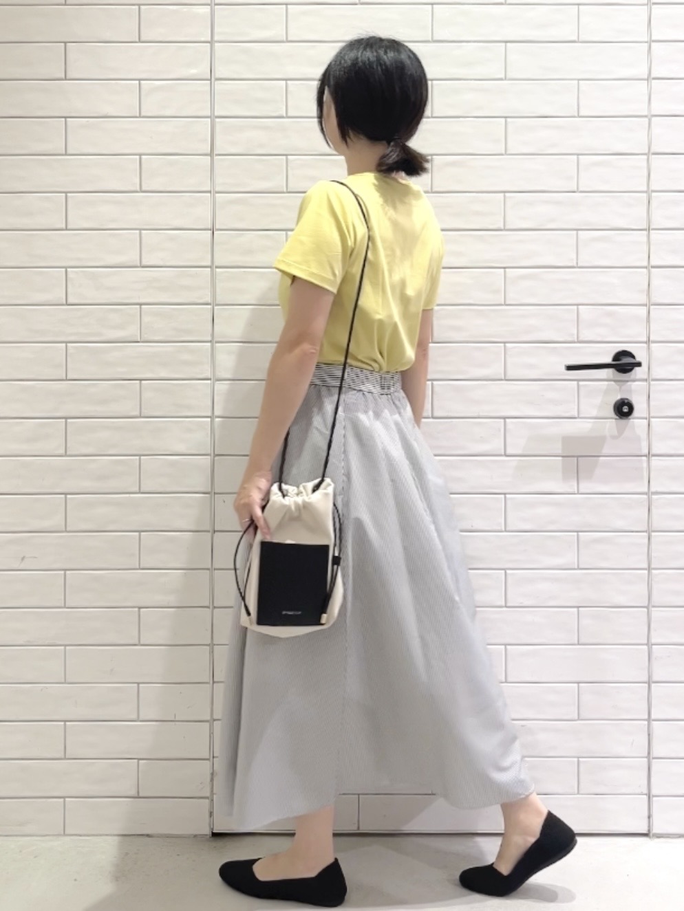 しおりさんの「OPAQUE.CLIP｜刺繍＆スパンコールロゴTシャツ【洗濯機洗い可】」を使ったコーディネート