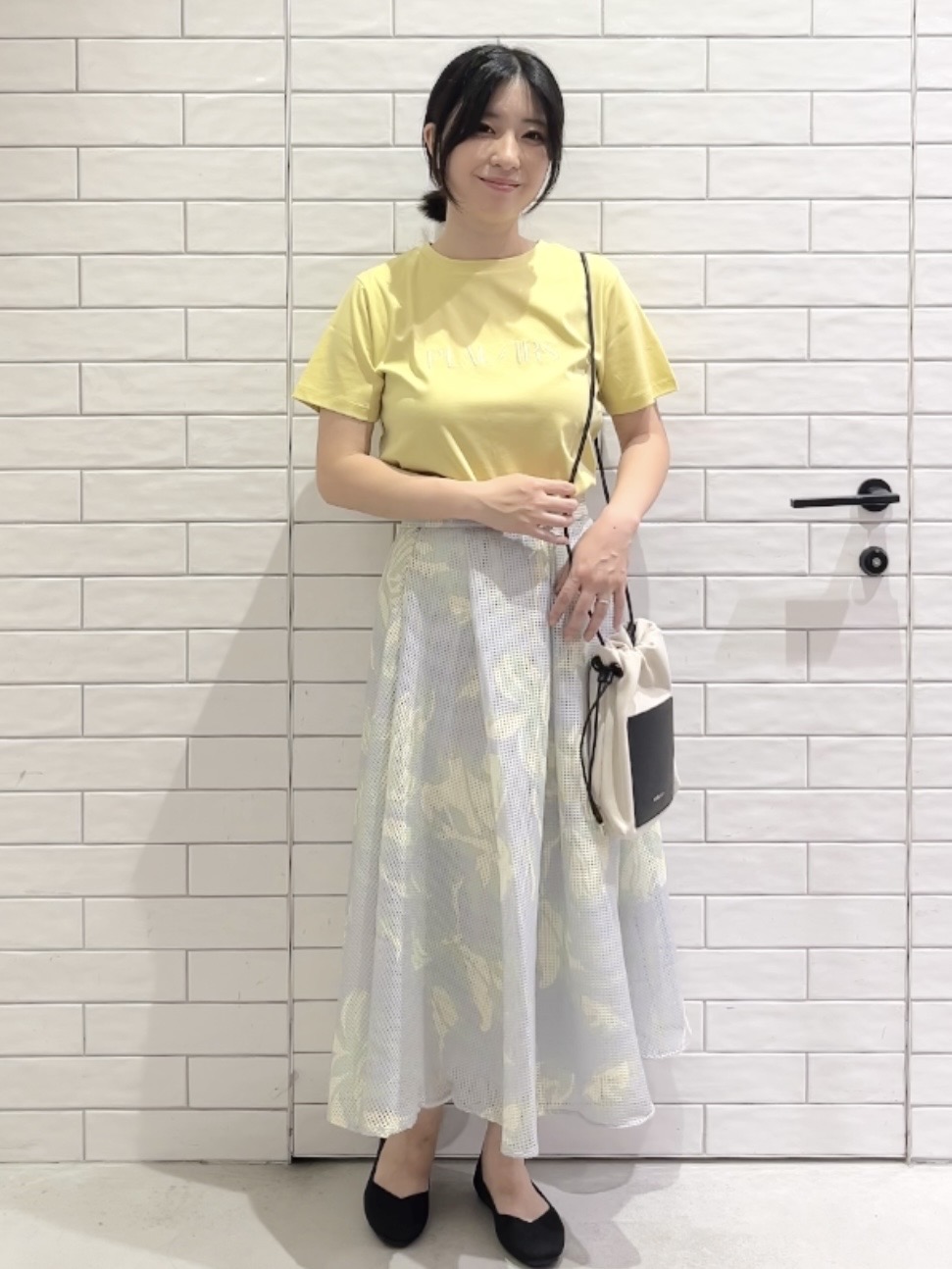 しおりさんの「OPAQUE.CLIP｜◆刺繍＆スパンコールロゴTシャツ【洗濯機洗い可】」を使ったコーディネート
