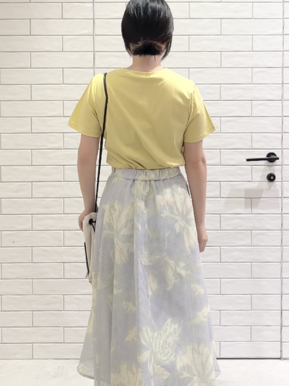 しおりさんの「OPAQUE.CLIP｜◆刺繍＆スパンコールロゴTシャツ【洗濯機洗い可】」を使ったコーディネート