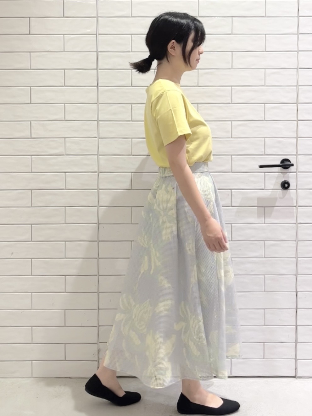 しおりさんの「OPAQUE.CLIP｜◆刺繍＆スパンコールロゴTシャツ【洗濯機洗い可】」を使ったコーディネート